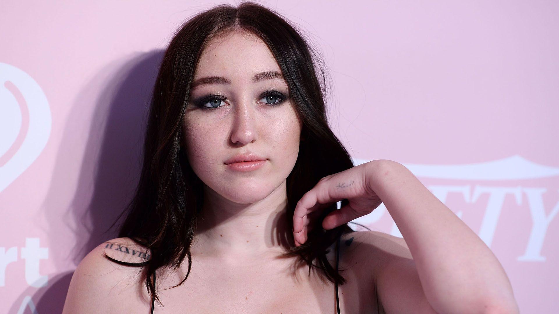1920x1080 Noah Cyrus Selling $000 Bottle of Her Tears