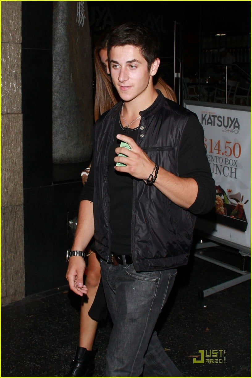 816x1222 David Henrie Stands Up Against Planking: Photo 429220. David Henrie Picture. Just Jared Jr
