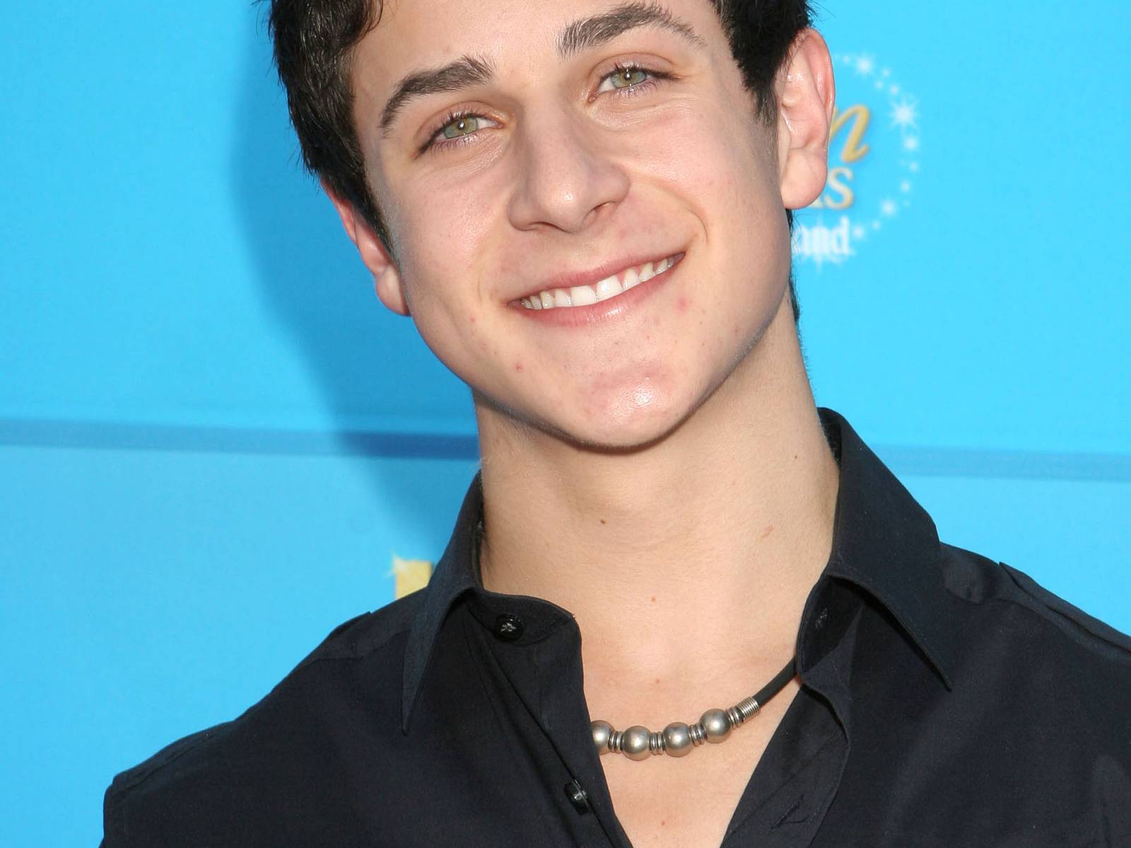 1600x1200 David Henrie