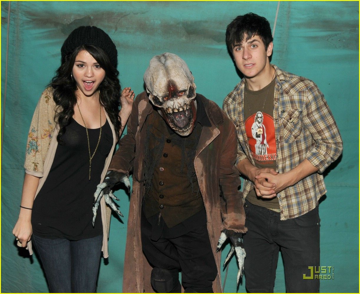 1222x999 Selena Gomez & David Henrie: Scary Farm Friends: Photo 327131. David Henrie, Selena Gomez Picture. Just Jared Jr