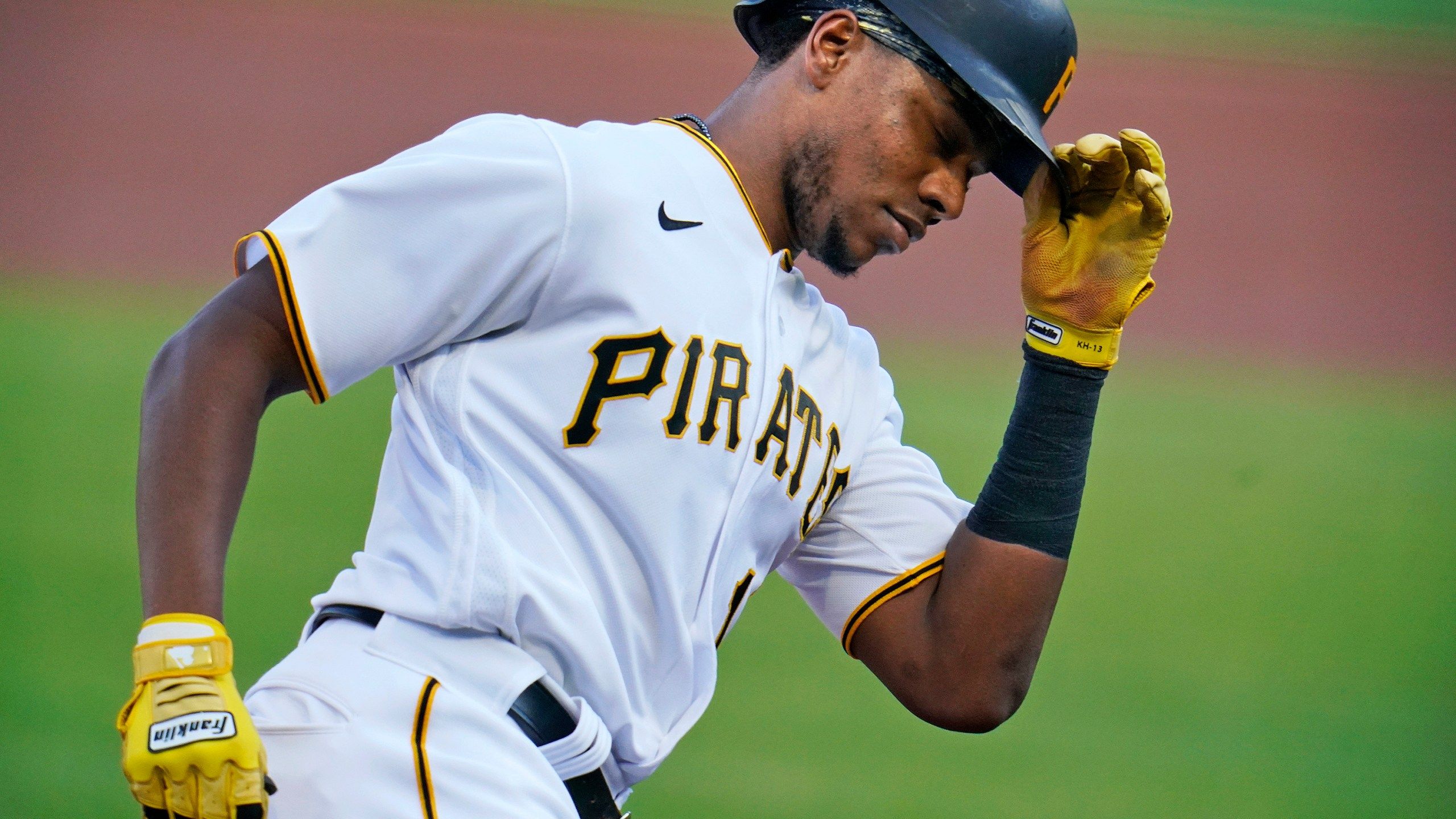 2560x1440 Oops! Pirates' Hayes loses homer after missing first base