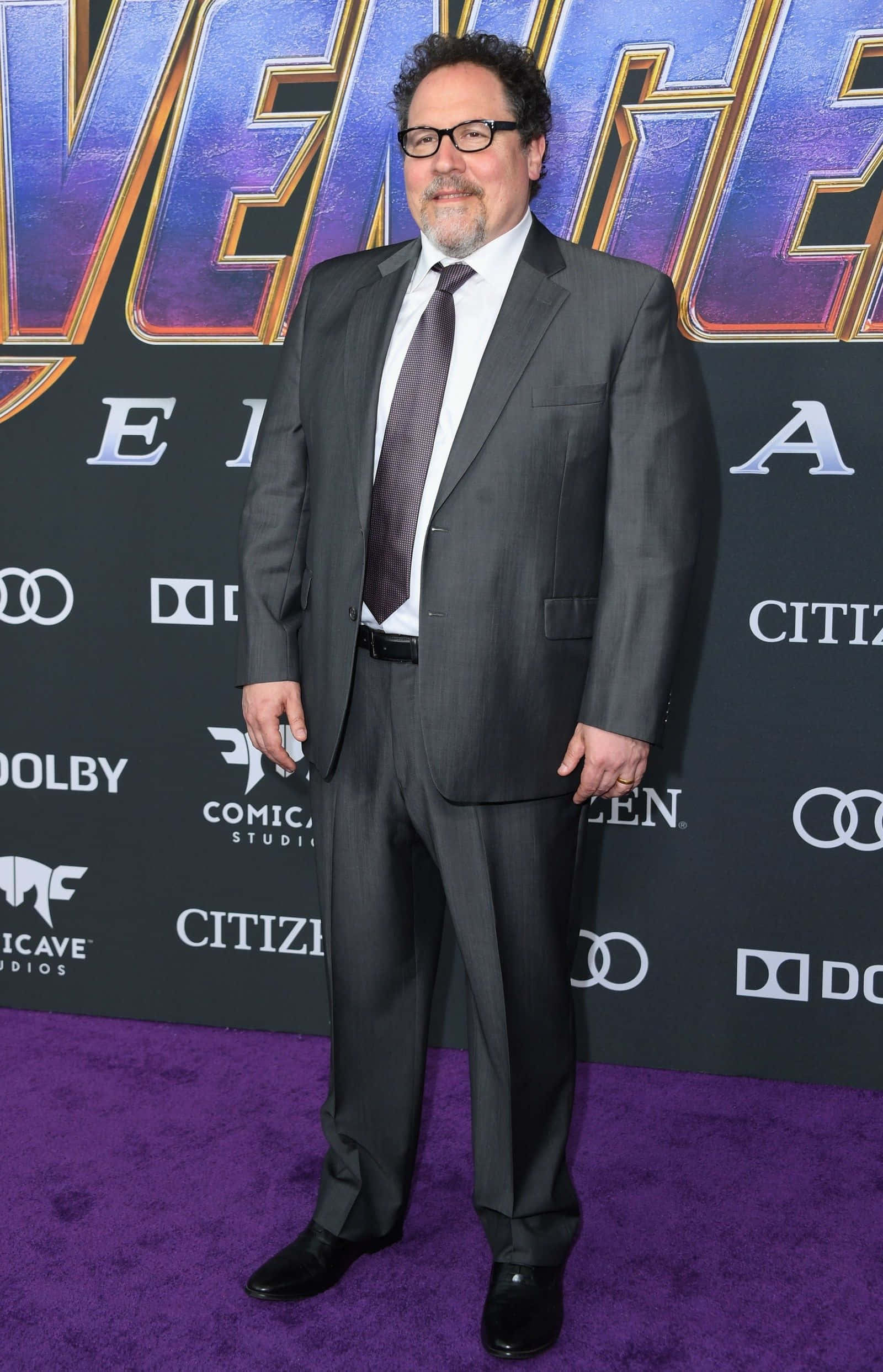 1600x2484 Download Jon Favreau looks statement in his sharp navy blue suit Wallpaper
