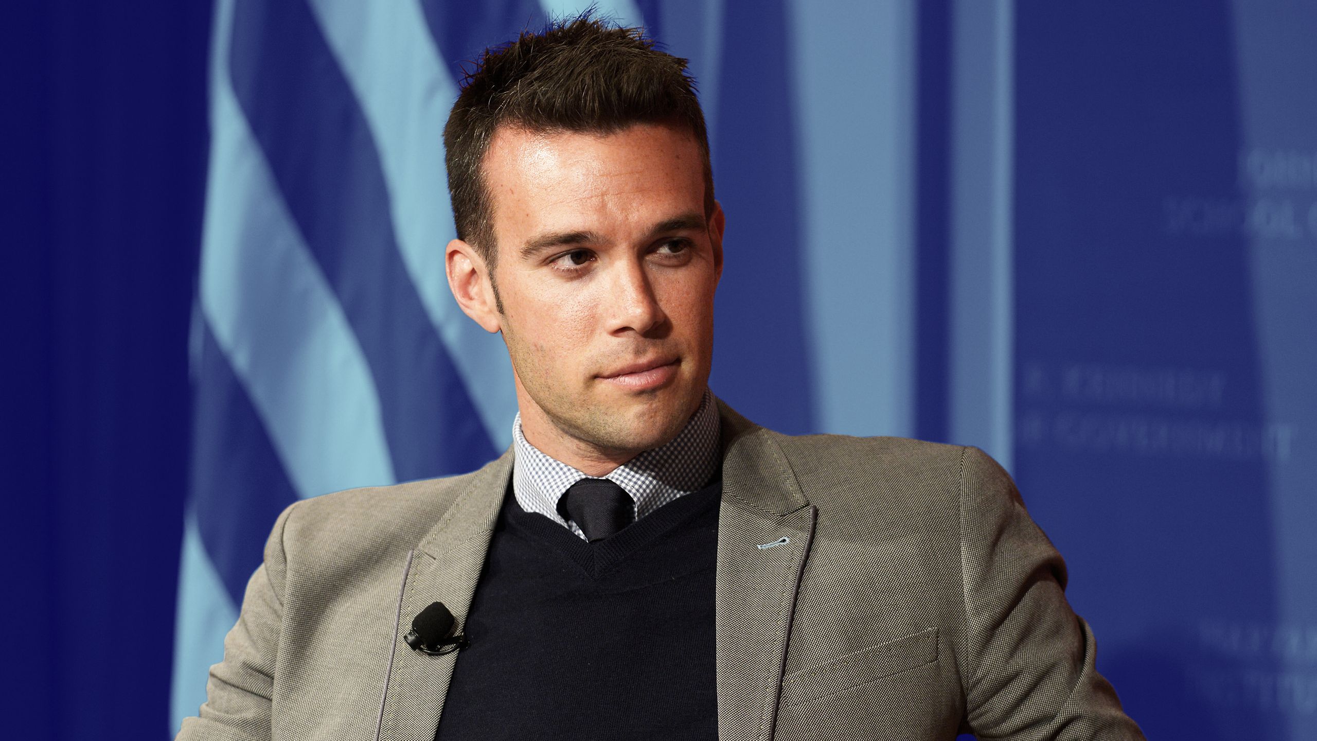 2560x1440 Former Obama Speechwriter Jon Favreau on Trump, Hillary, and Becoming a Podcast Star