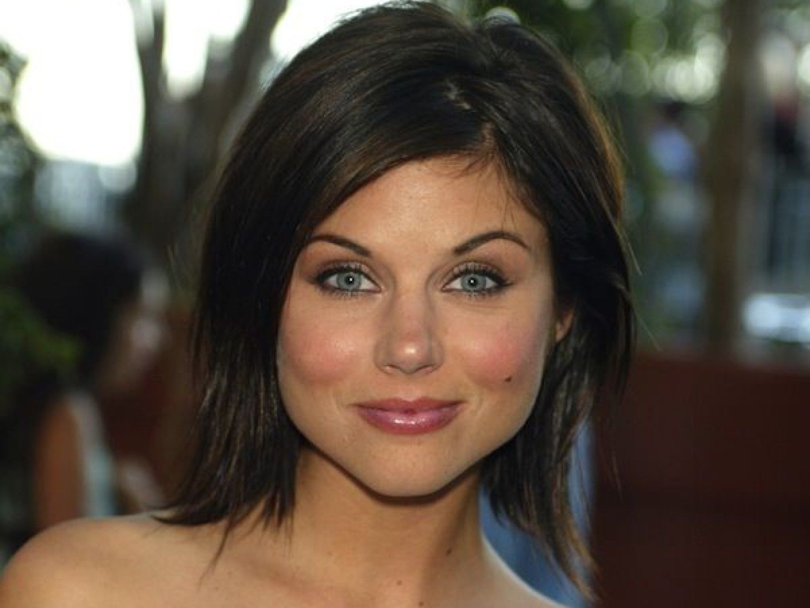 1600x1200 Tiffani Thiessen Celebrates Her 'Saved By The Bell' Character's 27th Wedding Anniversary