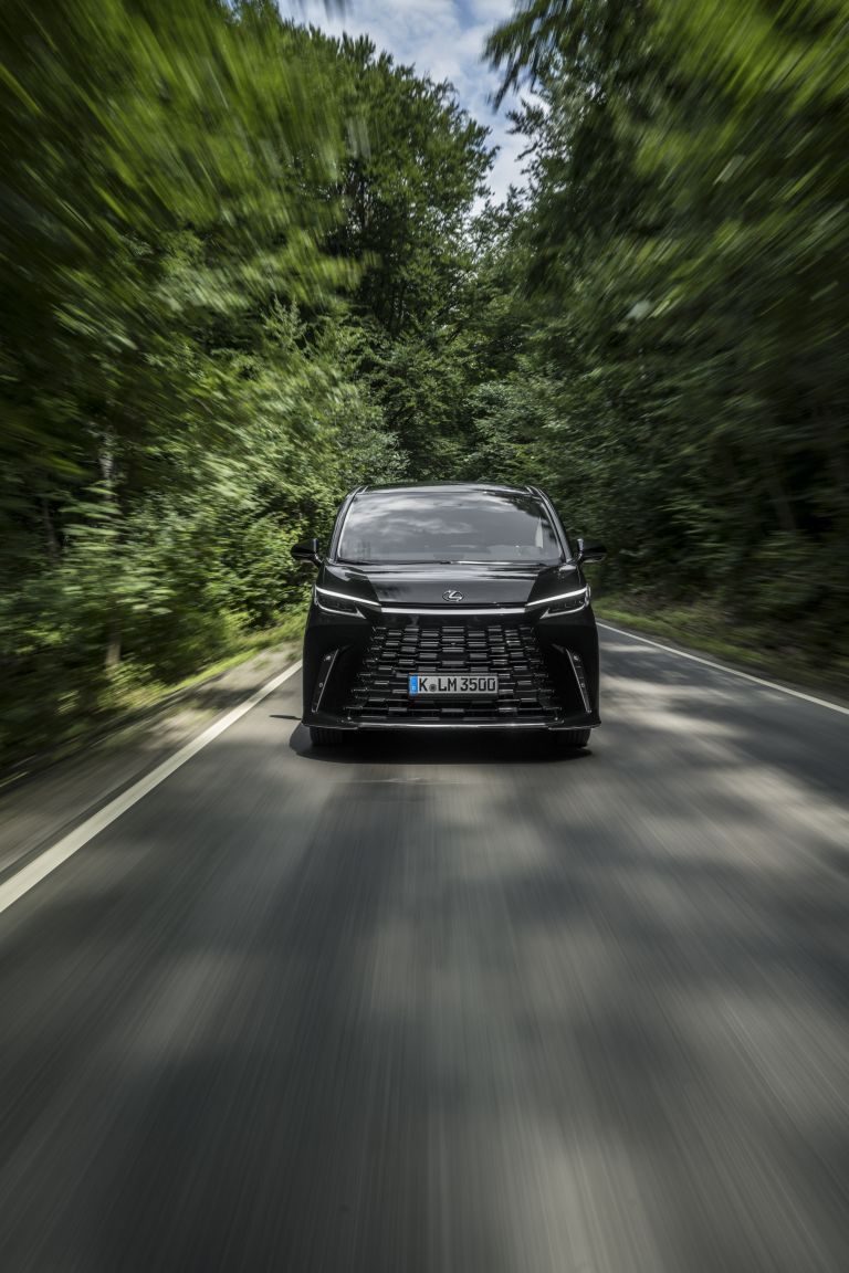 768x1152 Lexus LM 350h 4 Seater Quality Free High Resolution Car Image, Picture And Photo