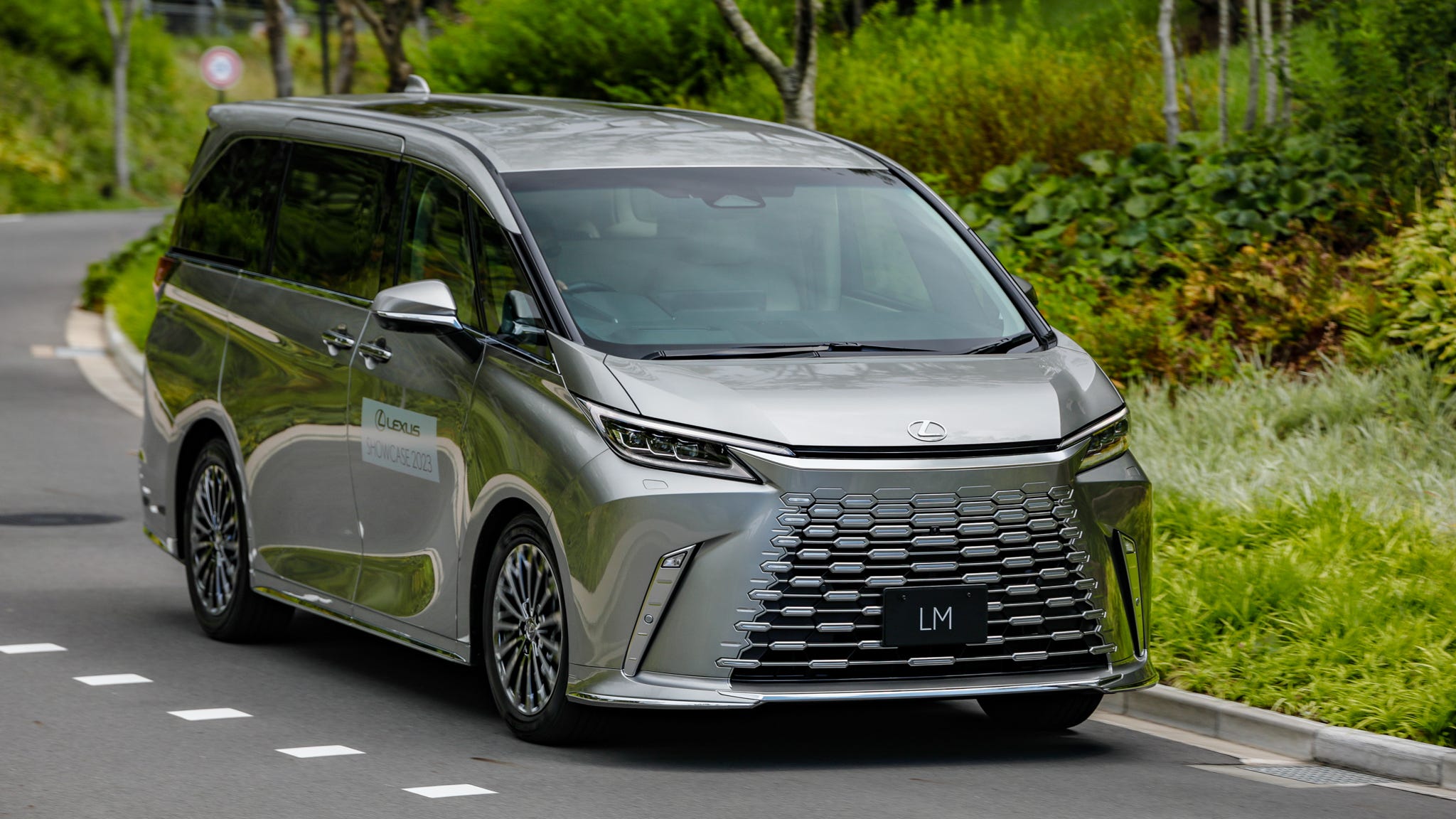 2048x1152 Lexus LM Luxury Minivan First Drive Review: Don't Drive It