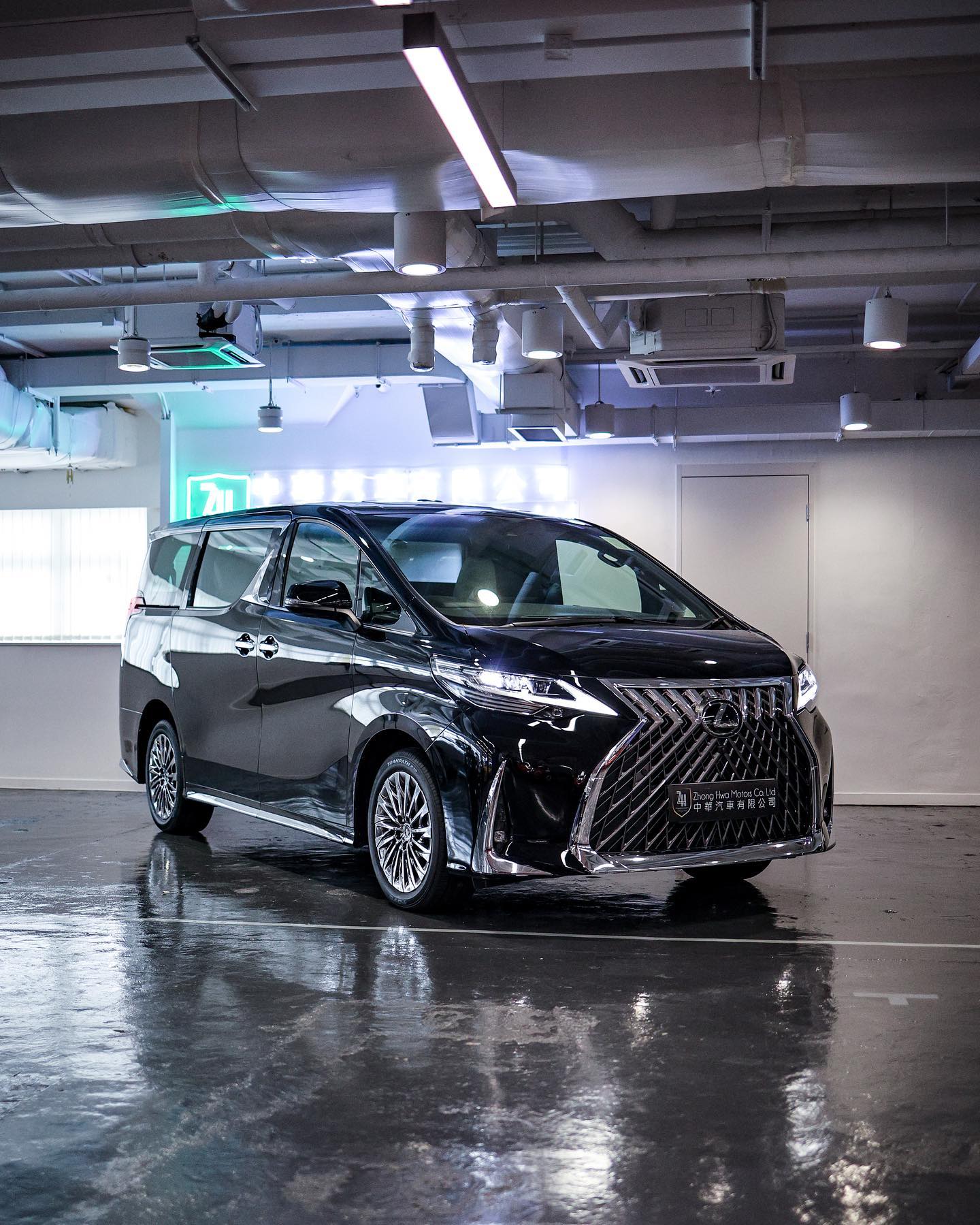1440x1799 Lexus LM350 4 Seaters