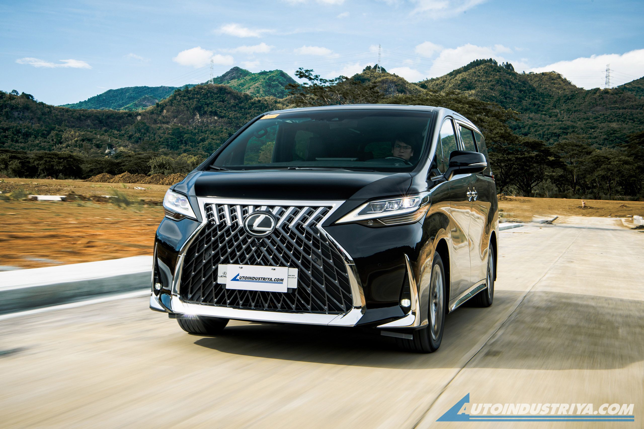 2560x1707 Lexus LM 350 7 Seater V6