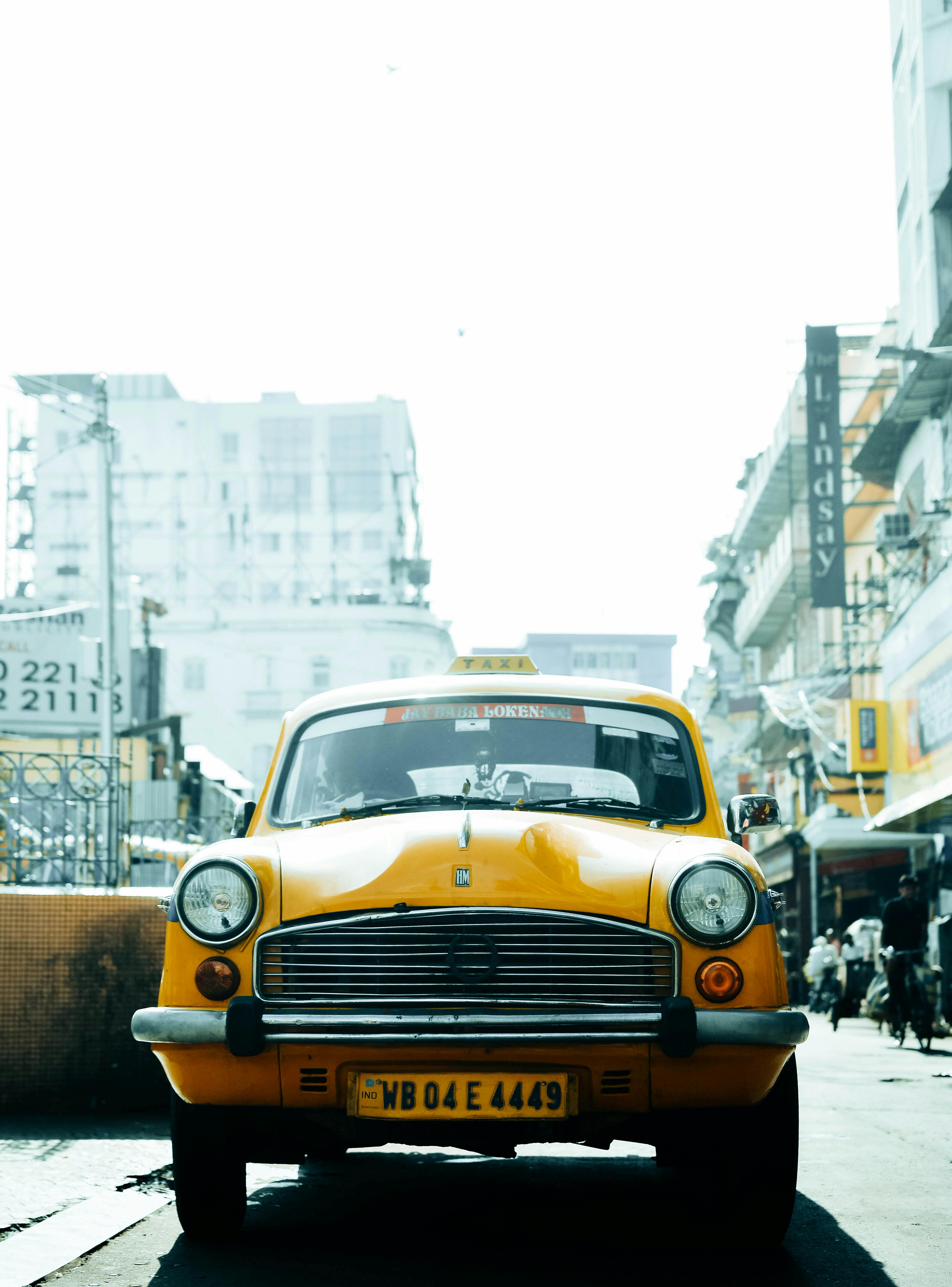 3897x5270 Yellow Taxi on a Kolkata Street in Fall · Free