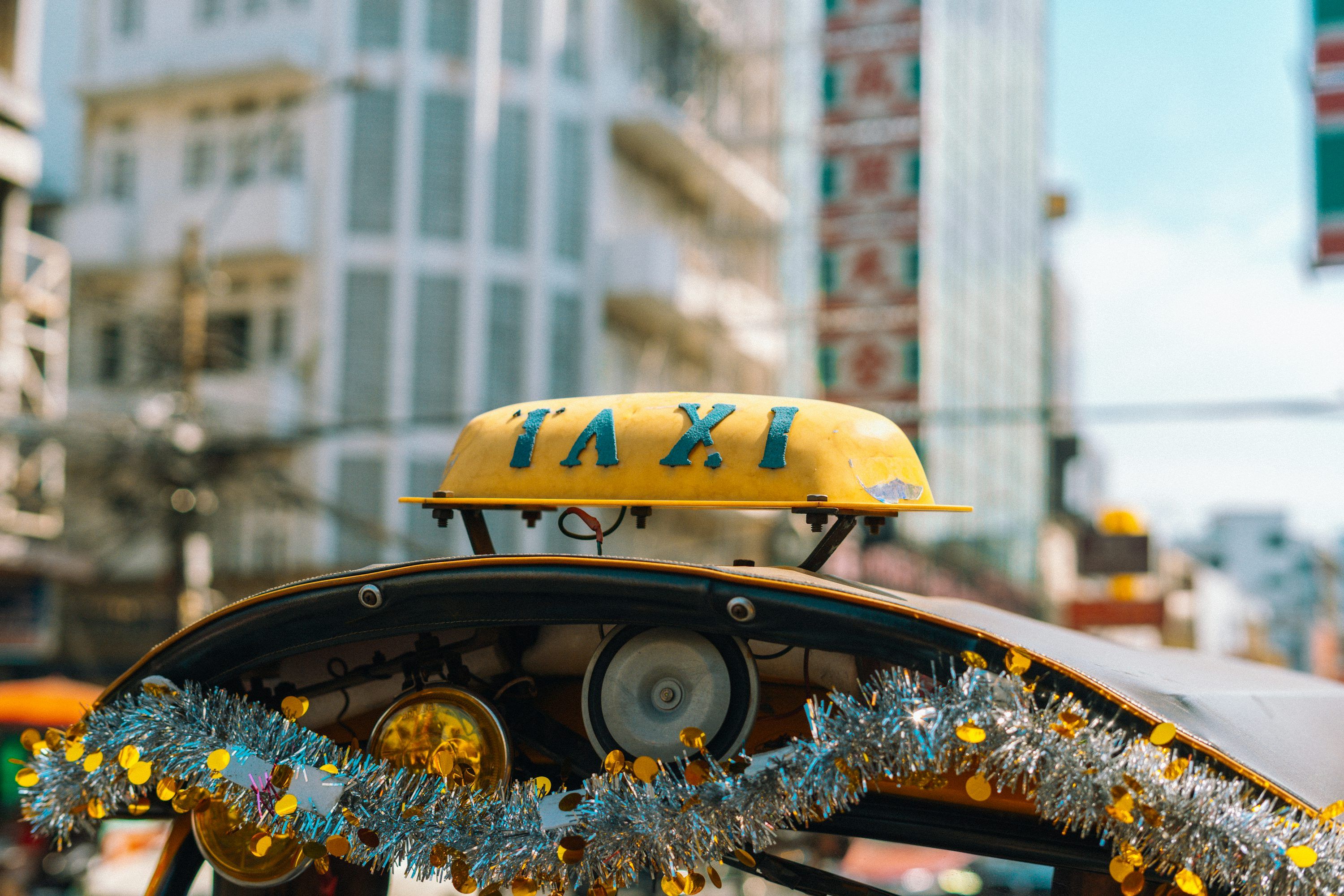 3000x2000 A yellow taxi sign is seen on a vehicle. photo