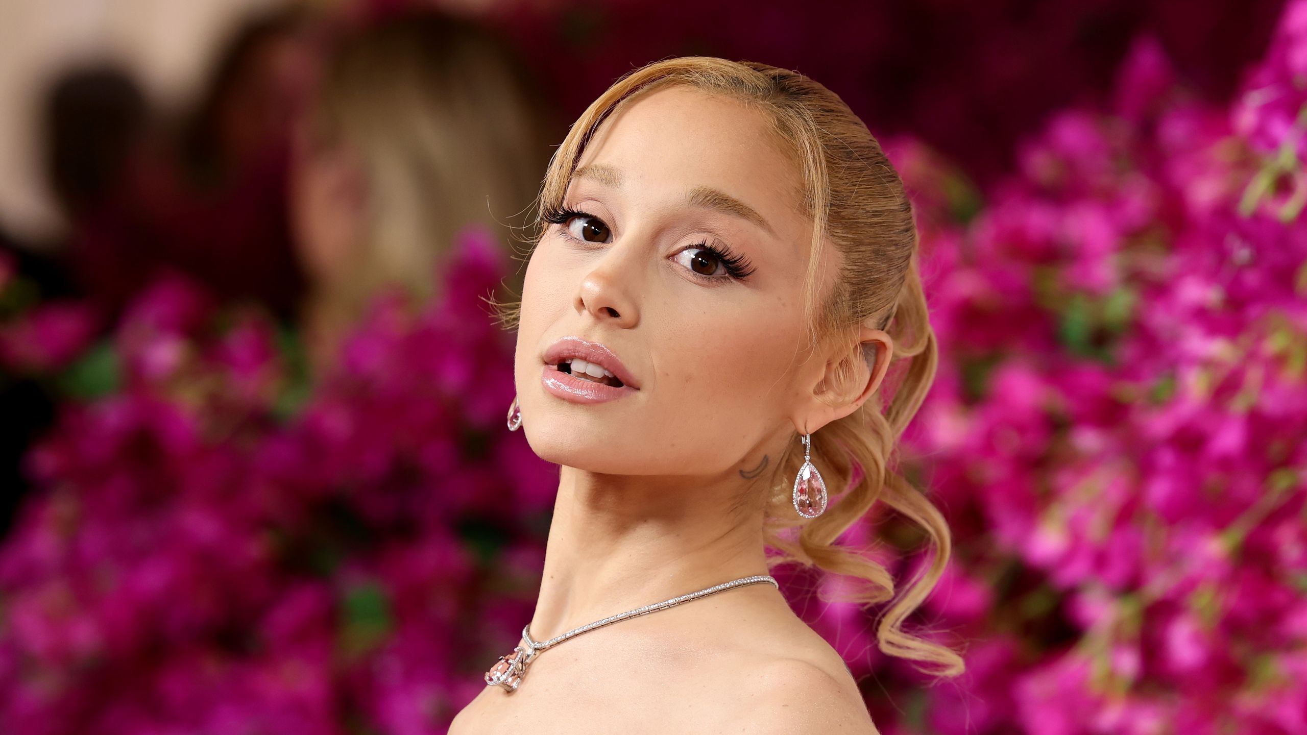 2560x1440 Ariana Grande Wore A Wicked Themed Dress To The Oscars 2024 Red Carpet