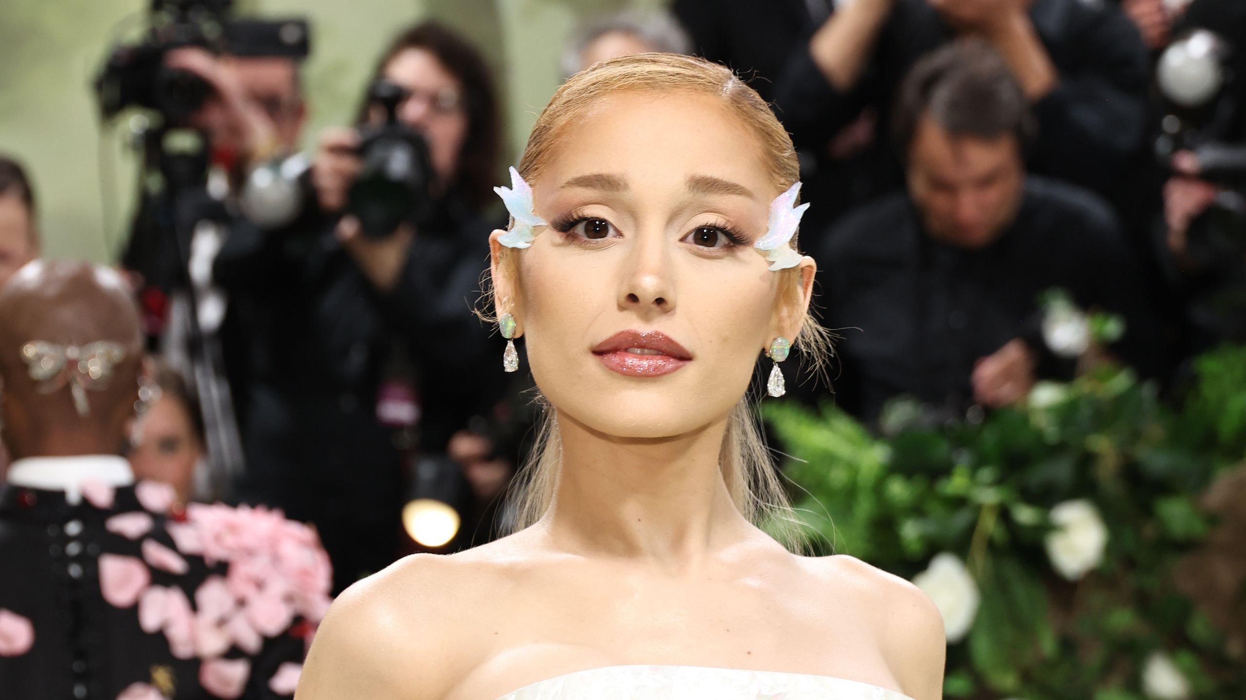 2560x1440 Ariana Grande's Loewe Met Gala 2024 Look Is Inspired