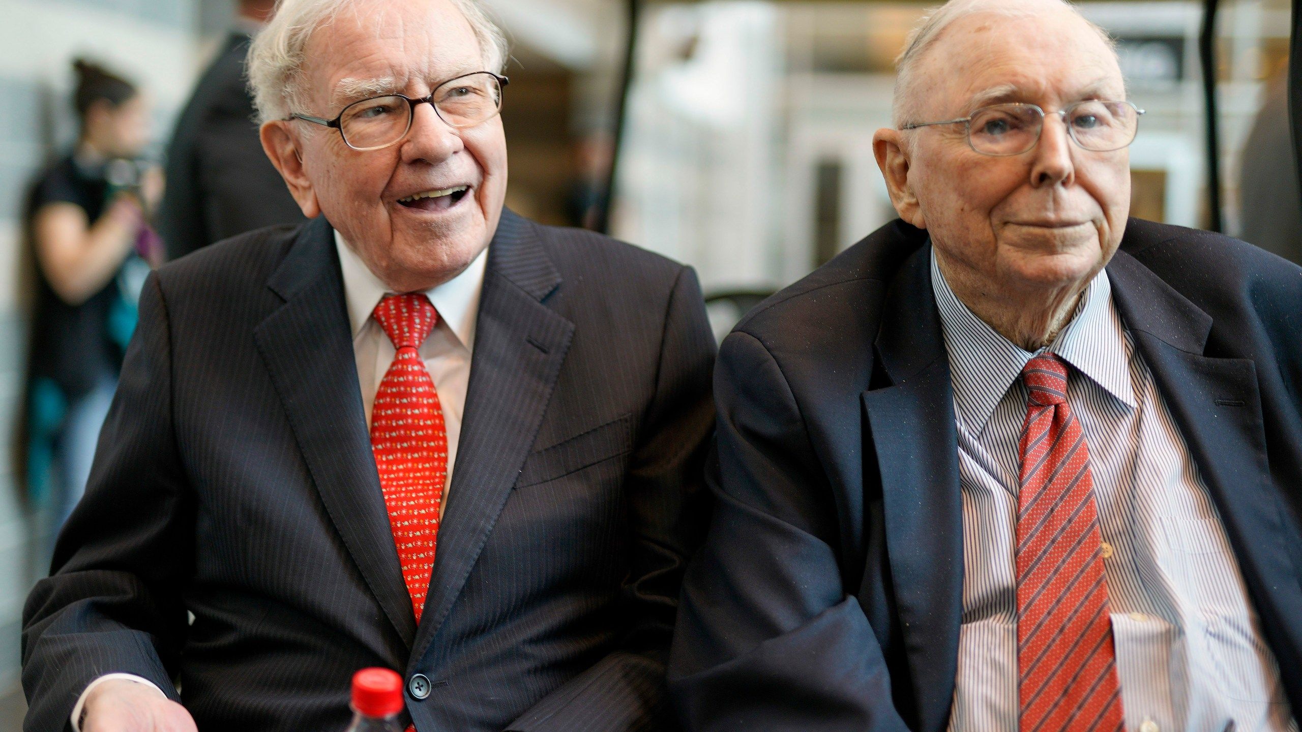 2560x1440 Warren Buffett uses his annual letter to warn about Wall Street and recount Berkshire's successes