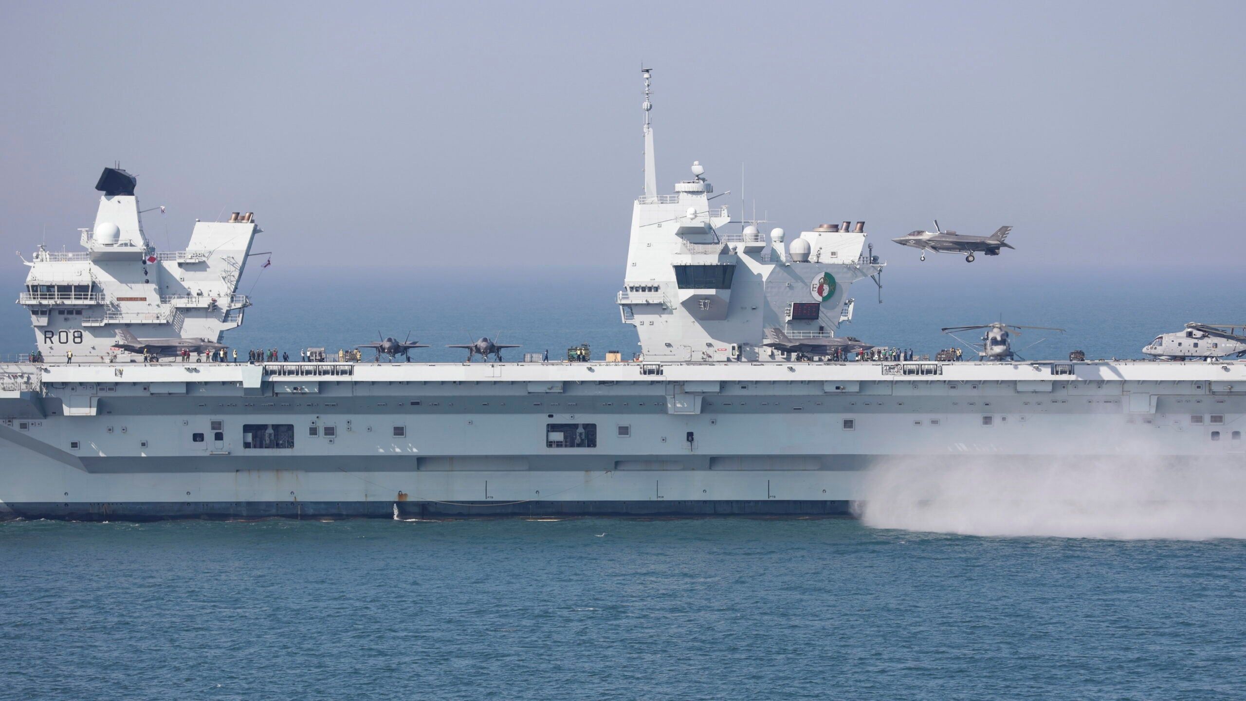 2560x1440 Aircraft carrier HMS Queen Elizabeth takes role as fleet flagship