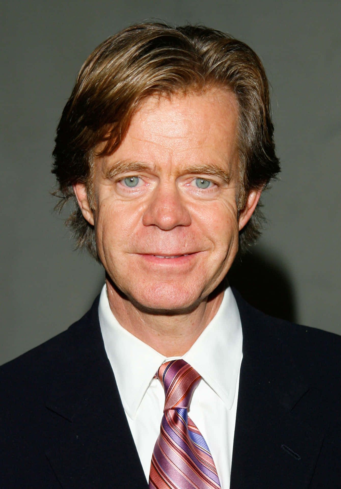 1339x1920 Download Emmy Nominated Actor William H. Macy Poses For A Portrait. Wallpaper