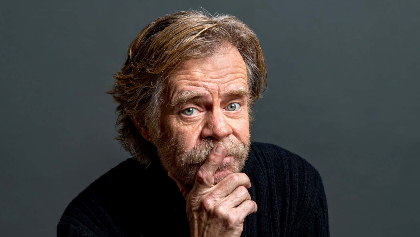 1470x830 Download Award Winning Actor William H. Macy Posing For A Portrait. Wallpaper