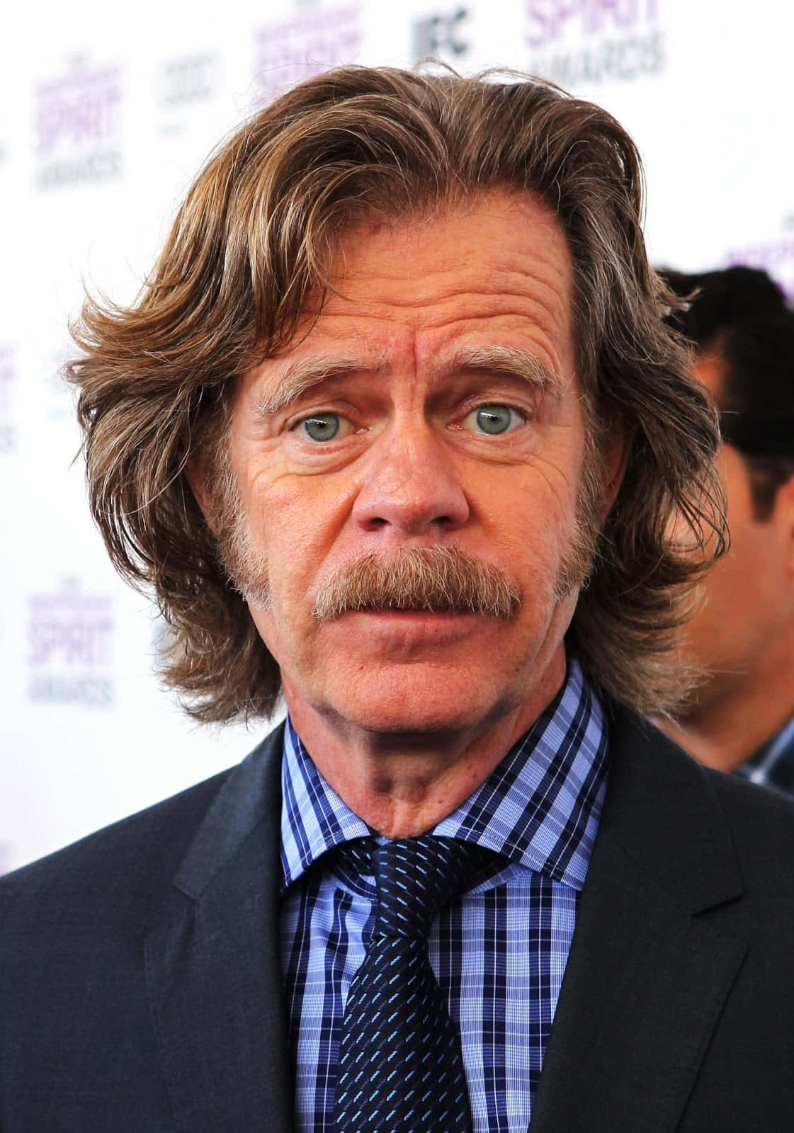 1121x1600 Download Award Winning Actor William H. Macy Posing For A Portrait Wallpaper
