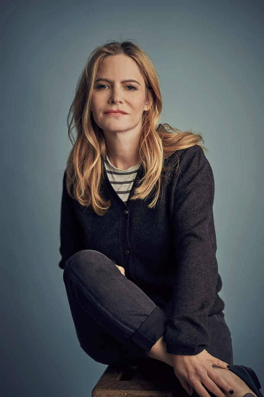 850x1276 Download Jennifer Jason Leigh Actress Photohoot Wallpaper