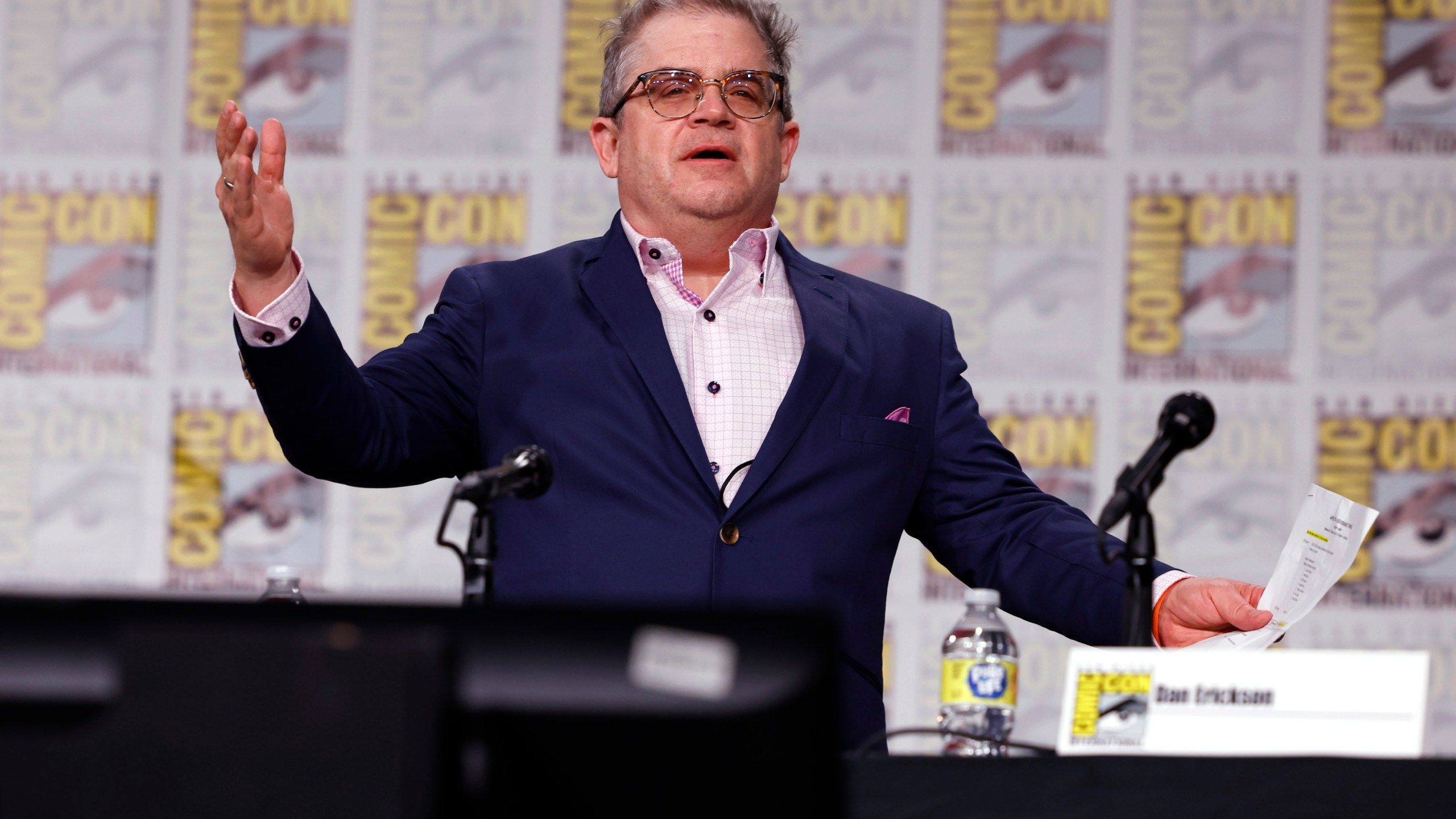 2560x1440 Patton Oswalt's Effervescent Tour Hits Fresno