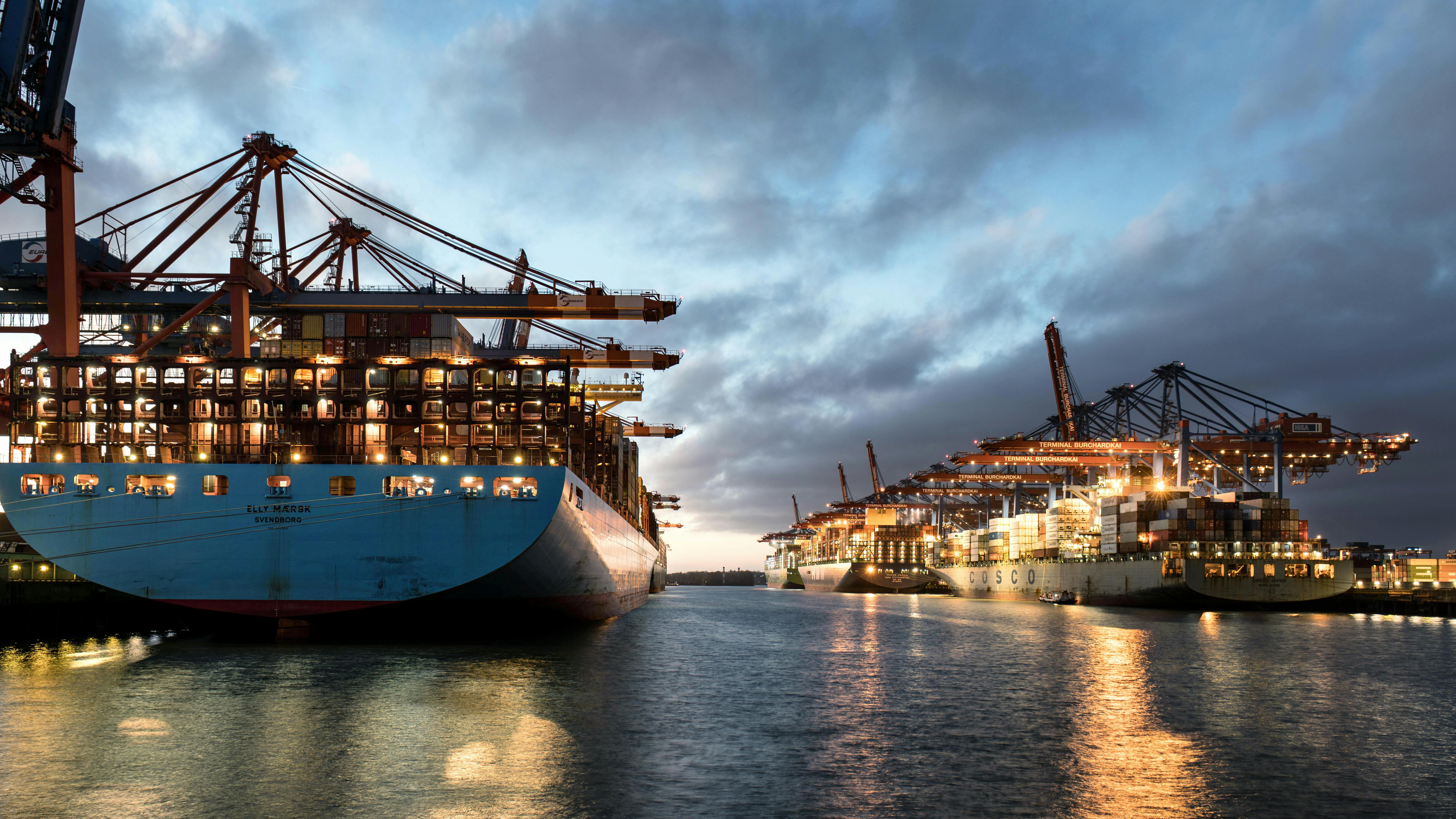 7657x4307 Black Sail Ship on Body of Water · Free