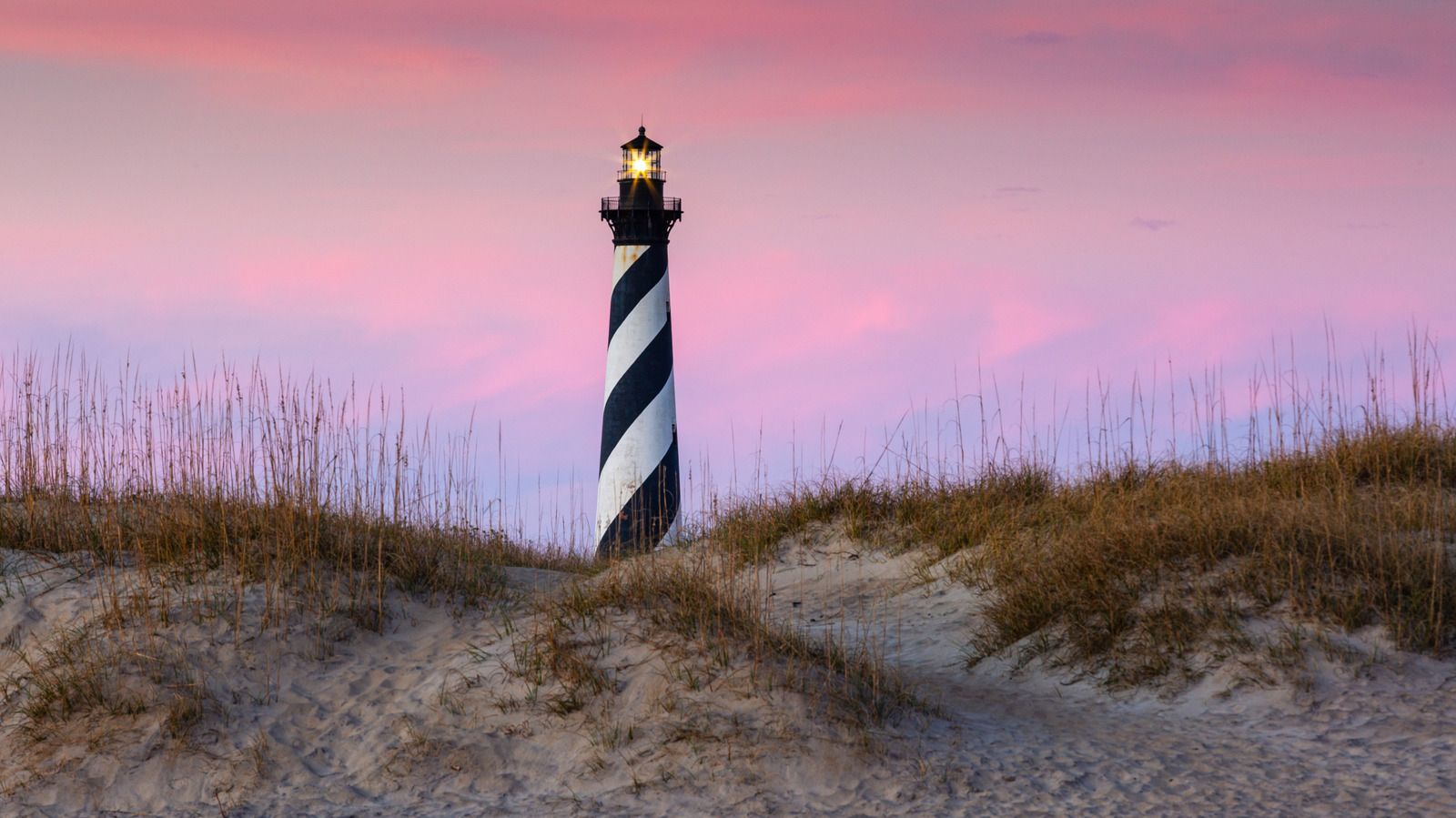 1600x899 A Stunning Stretch Of Beaches In North Carolina Is Home To America's Tallest Brick Lighthouse