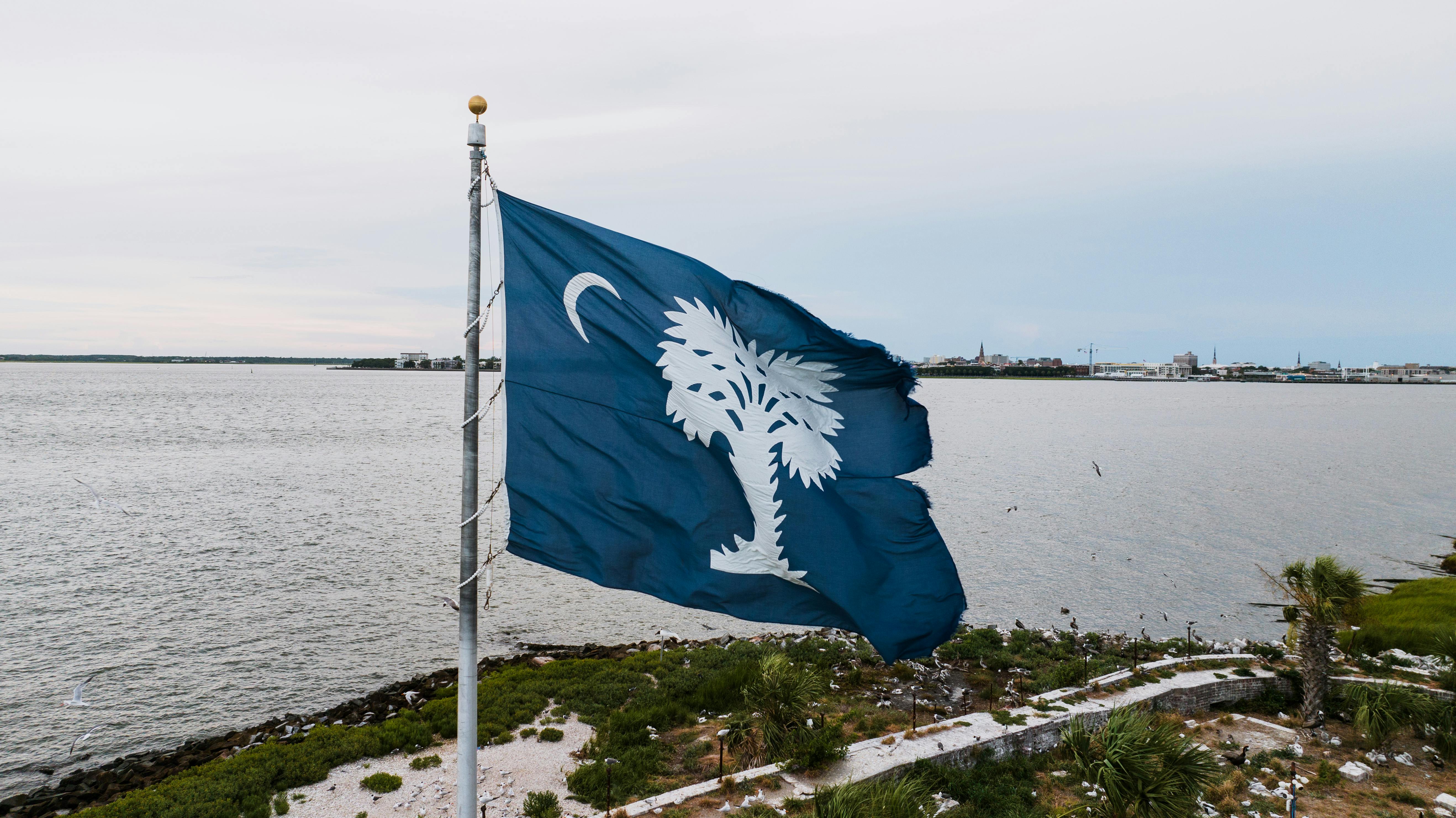 5272x2962 Ripped South Carolina Flog on Island with Ruins · Free