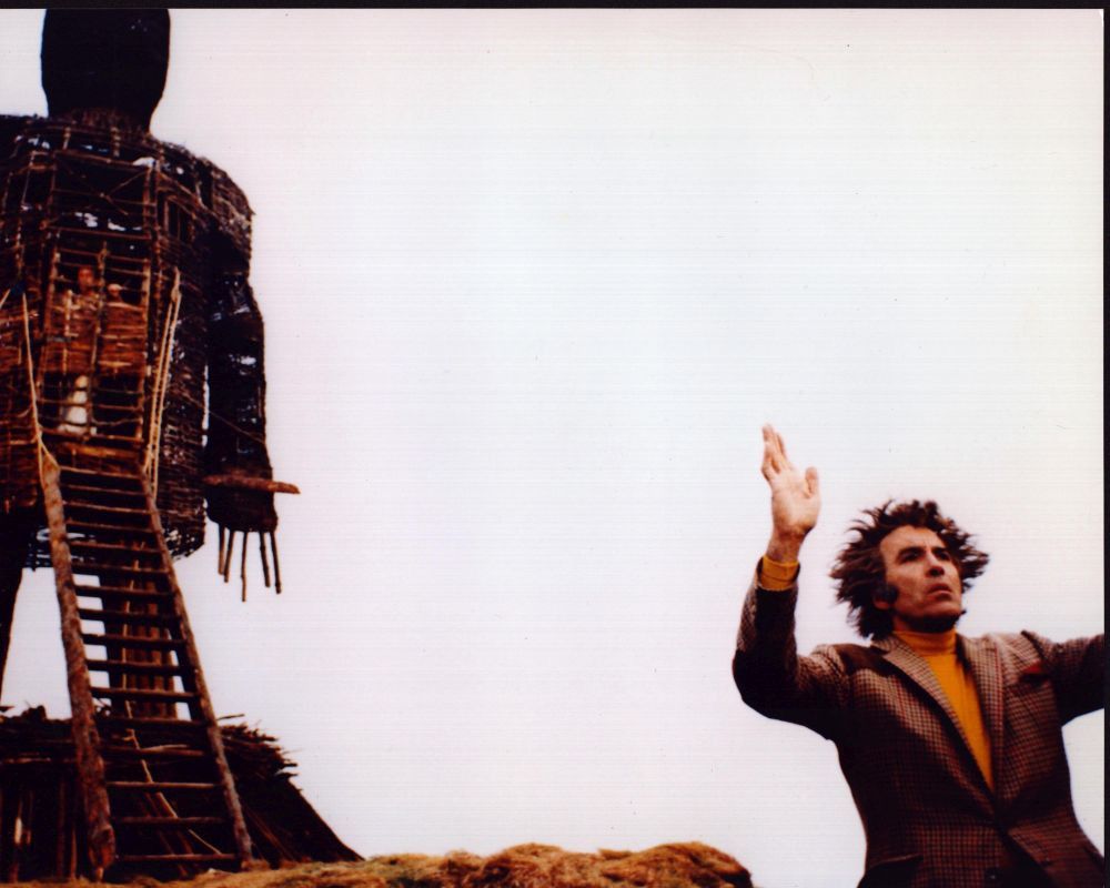 1000x800 Christopher Lee Arms Up In The Wicker Man Photo Print (8 x 10)