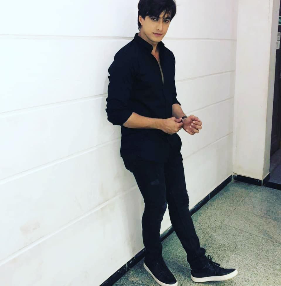 959x976 Mohsin Khan Wallpaper