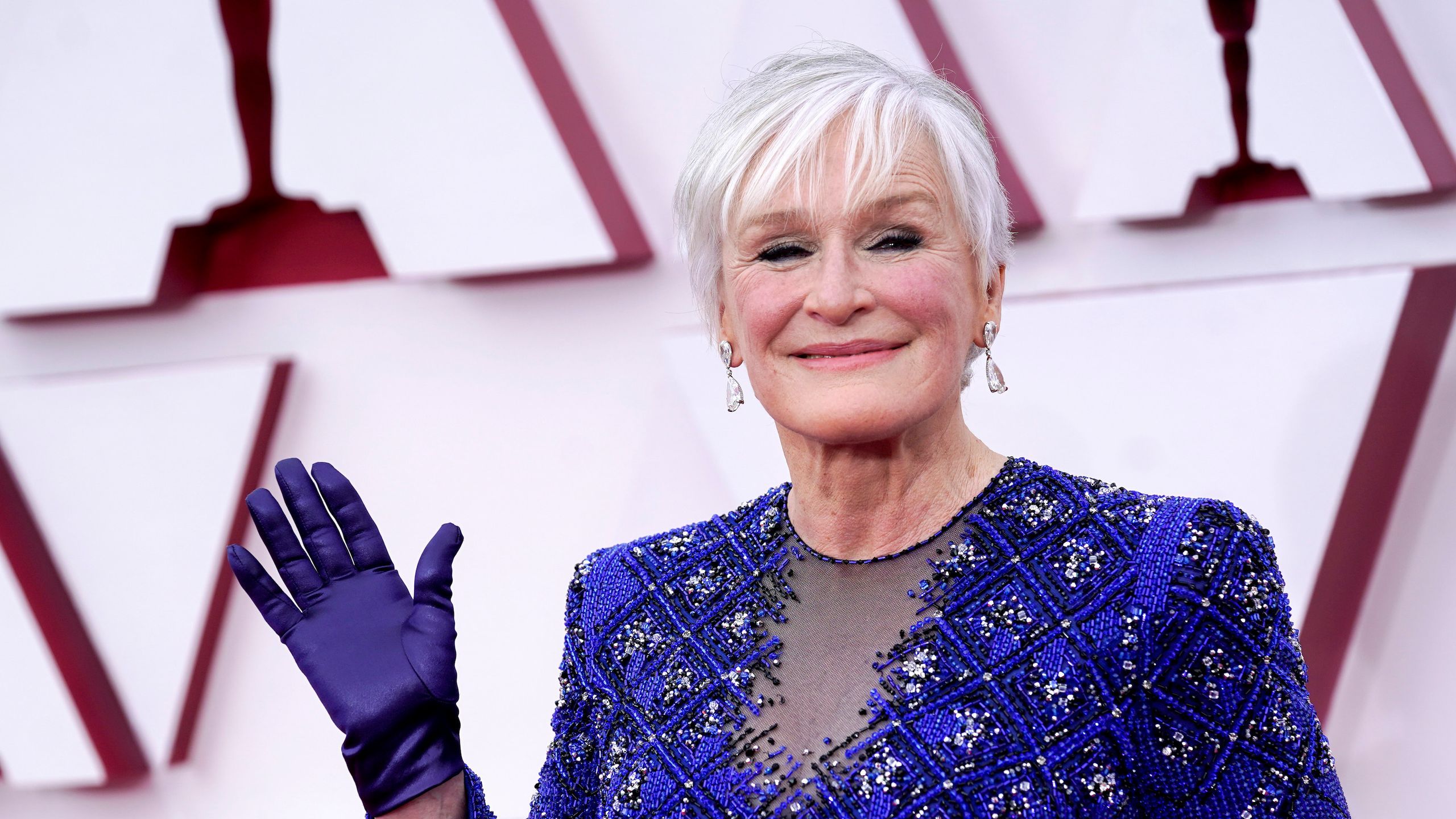 2560x1440 Glenn Close Is Hiding a Fun Manicure Under Her Evening Gloves at the 2021 Oscars