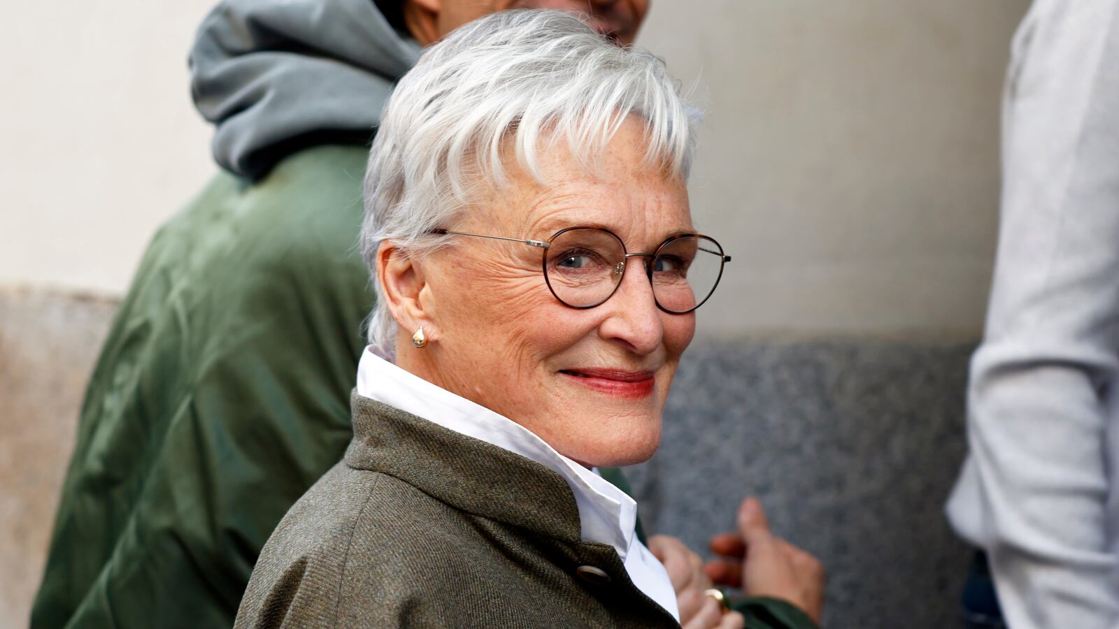 1600x900 Glenn Close Claps Back At Co Star Kim Kardashian's Haters