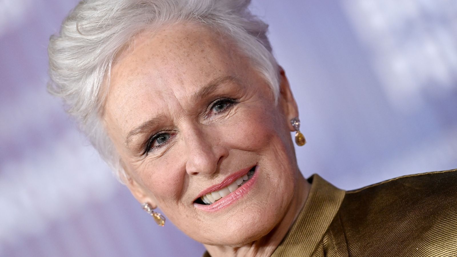 1600x900 Glenn Close's bookshelf is expertly organized and relaxing. Homes and Gardens