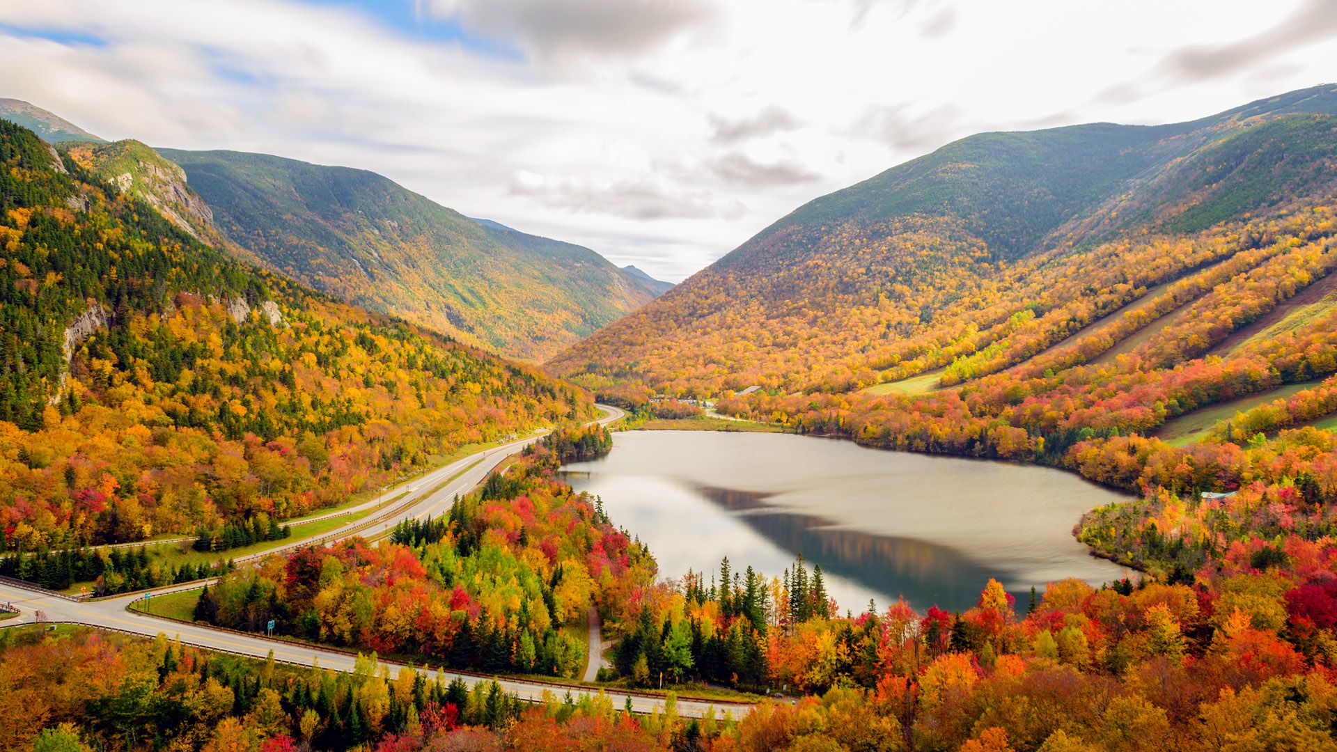 1920x1080 View from Artist's bluff on Echo Lake in Franconia Notch State Park, New Hampshire, USA. Windows Spotlight Image