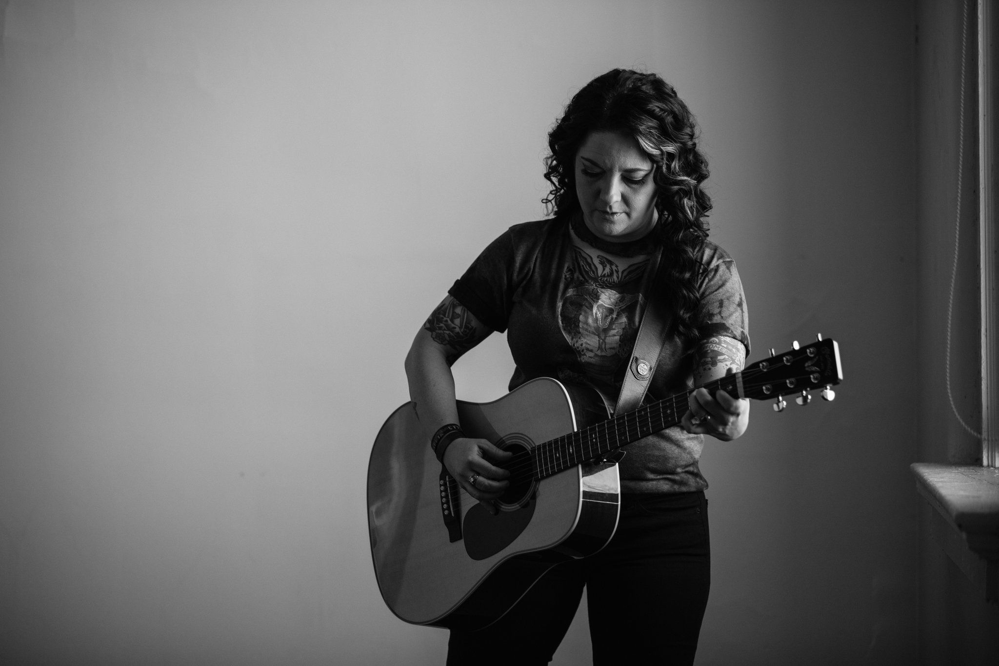 2048x1366 Ashley McBryde Takes Nashville, No Gimmicks Required