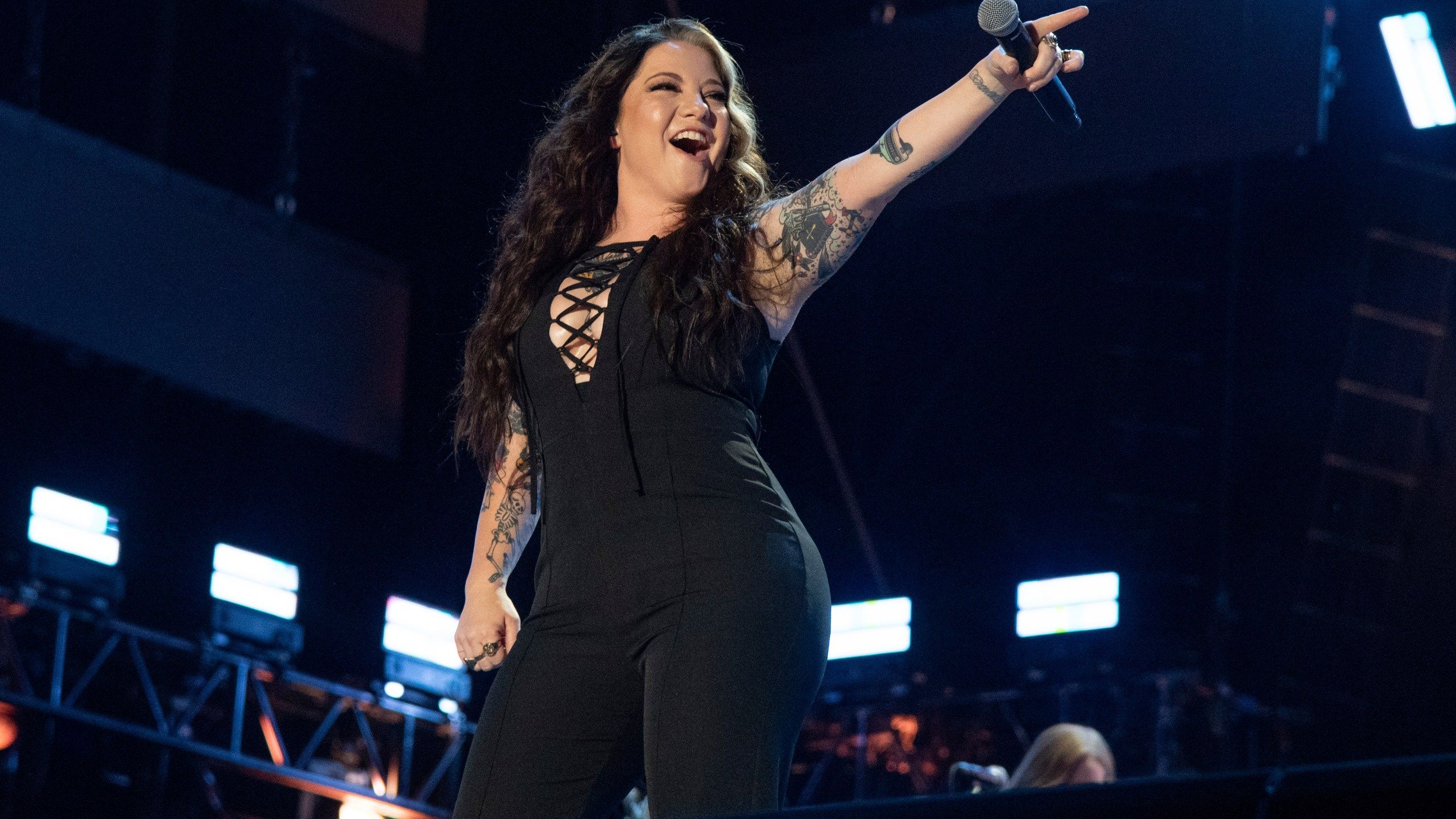 2560x1440 Lindeville' is where Ashley McBryde's characters come alive