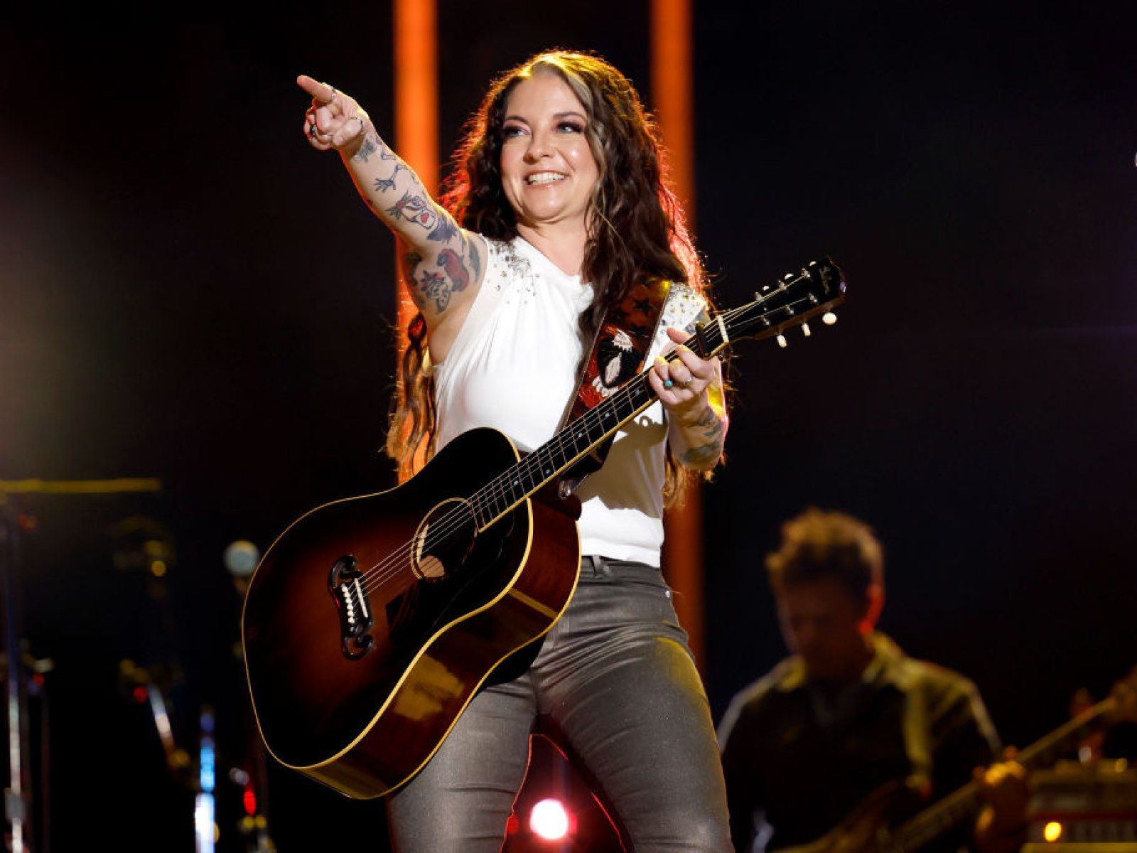 1600x1200 Ashley McBryde EXTENDS Tour 2024: New Dates, Venues + How to Get Tickets