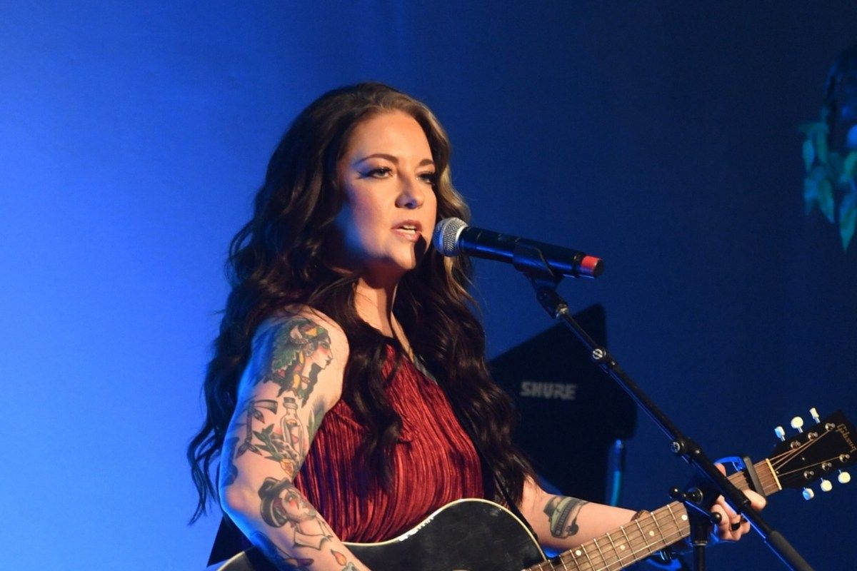 1200x800 Ashley McBryde's Shares Rocking New Song, 'The Devil I Know'