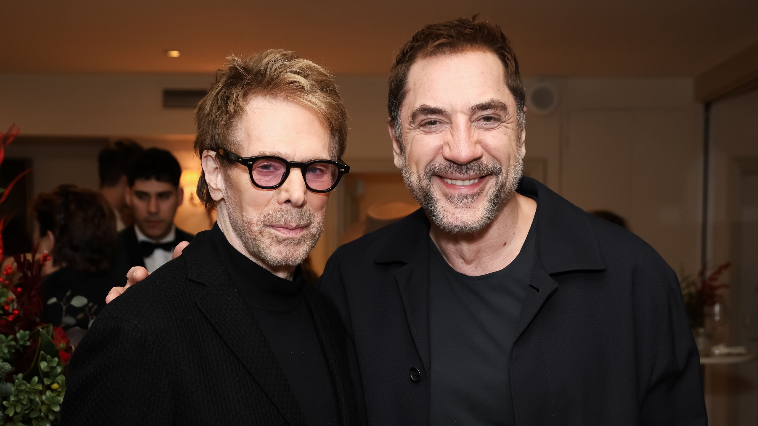 2560x1440 Jerry Bruckheimer, le légendaire producteur de blockbusters hollywoodiens, revient sur ses collaborations avec les plus grandes stars, de Tom Cruise à Brad Pitt, en passant par Johnny Depp ou Bruce Willis
