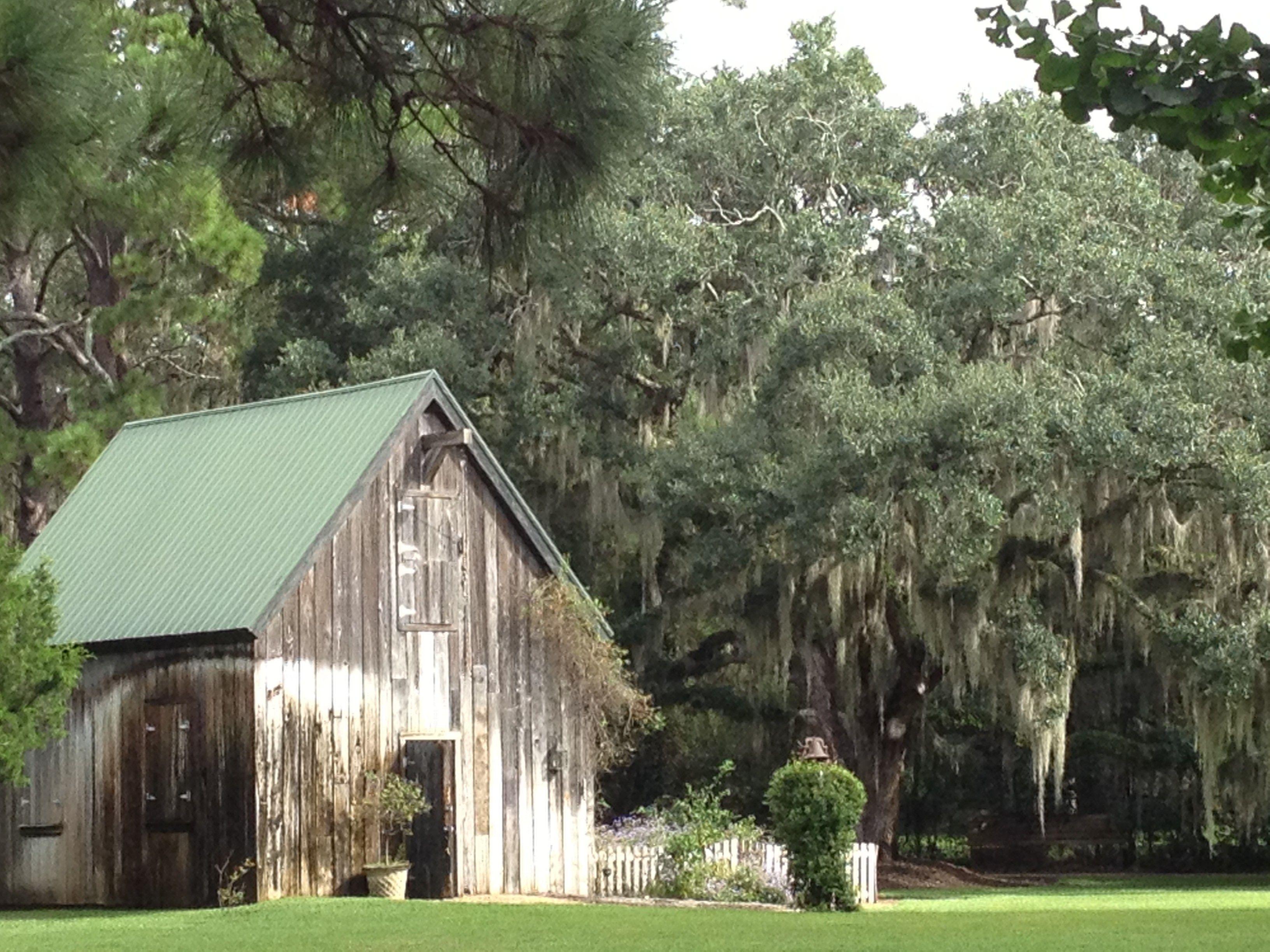 3264x2448 Barn Picket Fence Moss Spanish Tree Rustic Desktop Forest Wallpaper