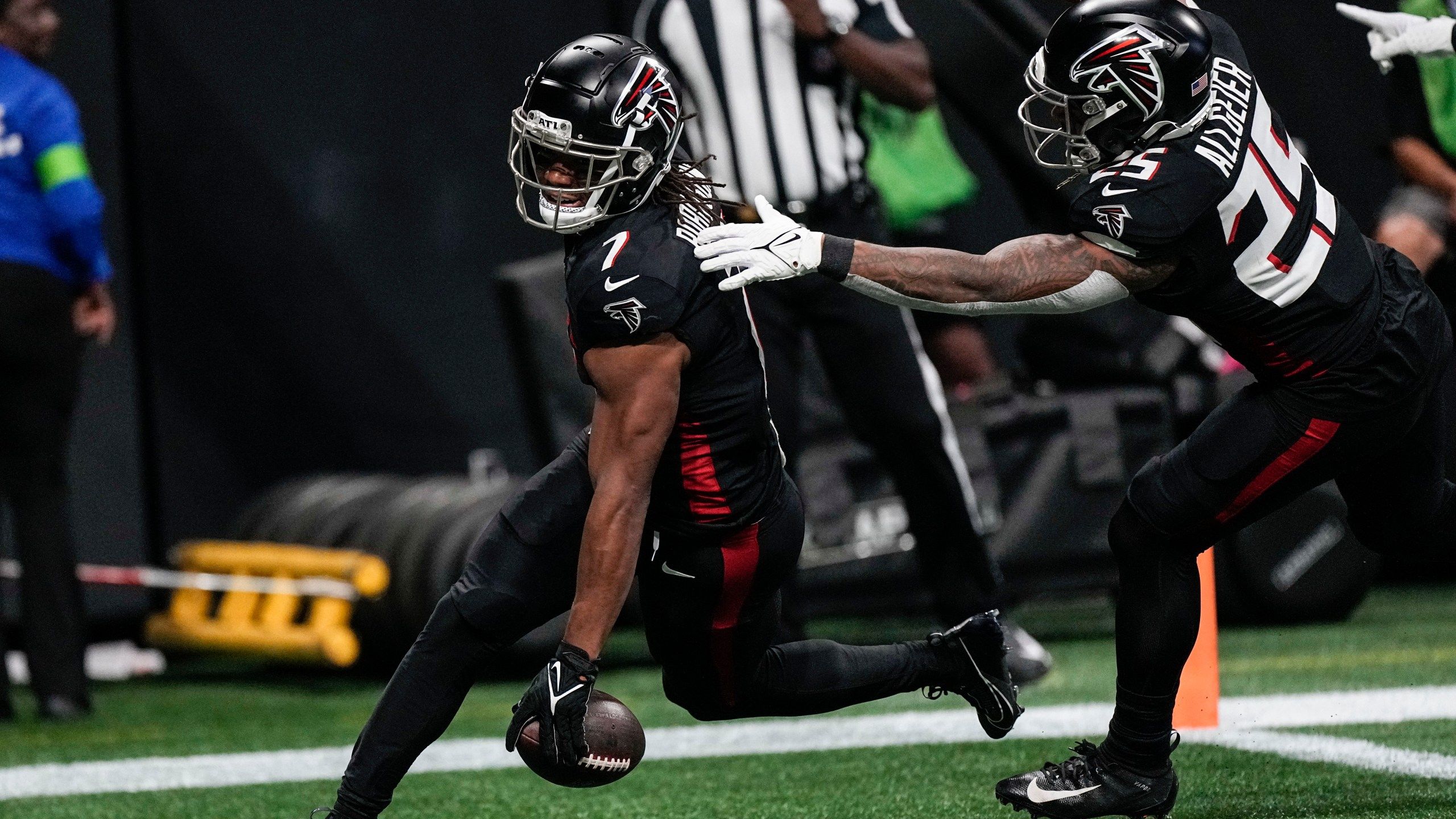 2560x1440 Bijan Robinson Outshines Top Pick Bryce Young As Falcons Knock Off Panthers 24 10