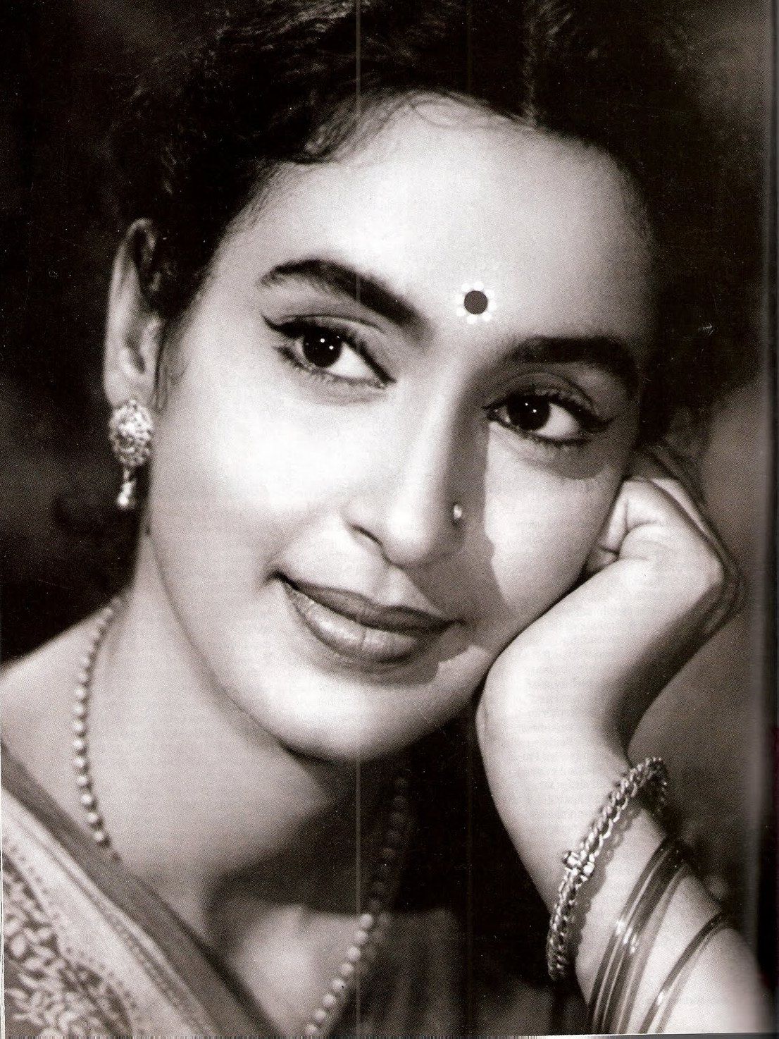1106x1474 Bollywood Old Actress Wallpaper