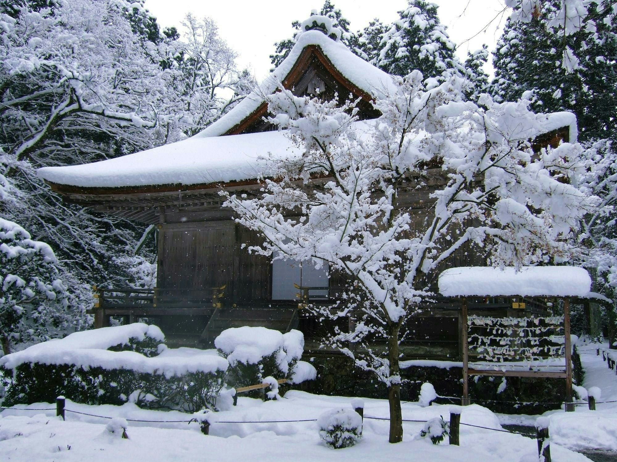 2000x1500 [4K 三千院・雪　京都大原　京都の庭園　Sanzen In Temple In Snow [4K The Garden Of Kyoto Japan