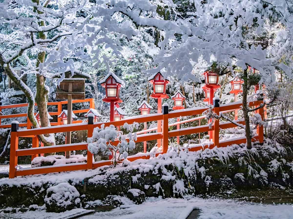 1200x900 A Japanese Shrine Captured Beautifully in the Snow
