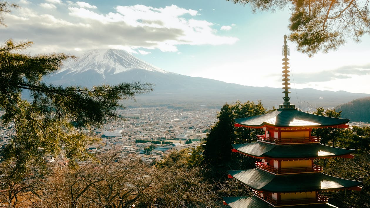 1260x709 Chureito Pagoda with Mount Fuji in Spring · Free