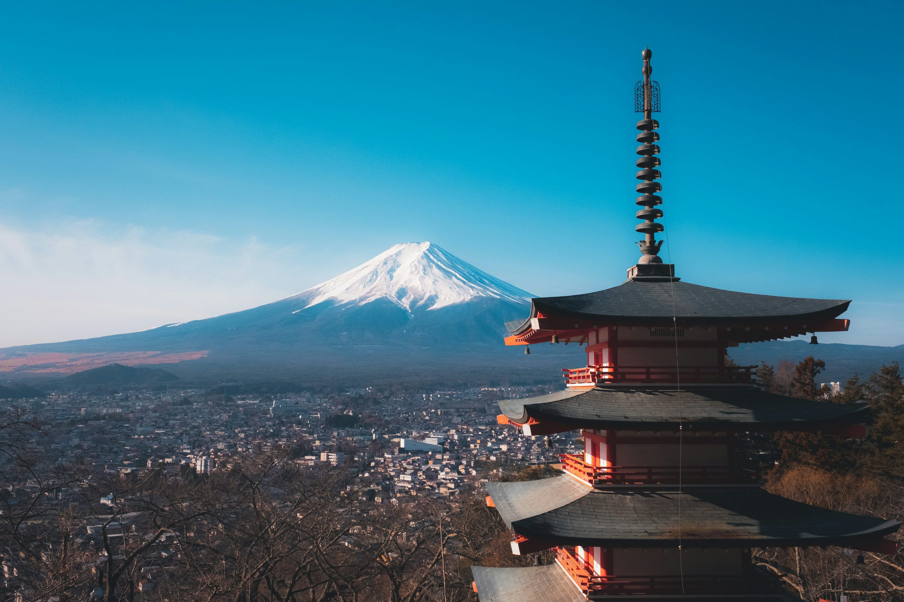 3000x2000 A tall pagoda with a mountain in the background
