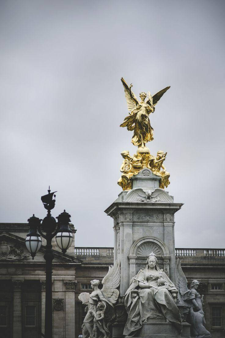 736x1104 Download Buckingham Palace Sculpture Phone Wallpaper