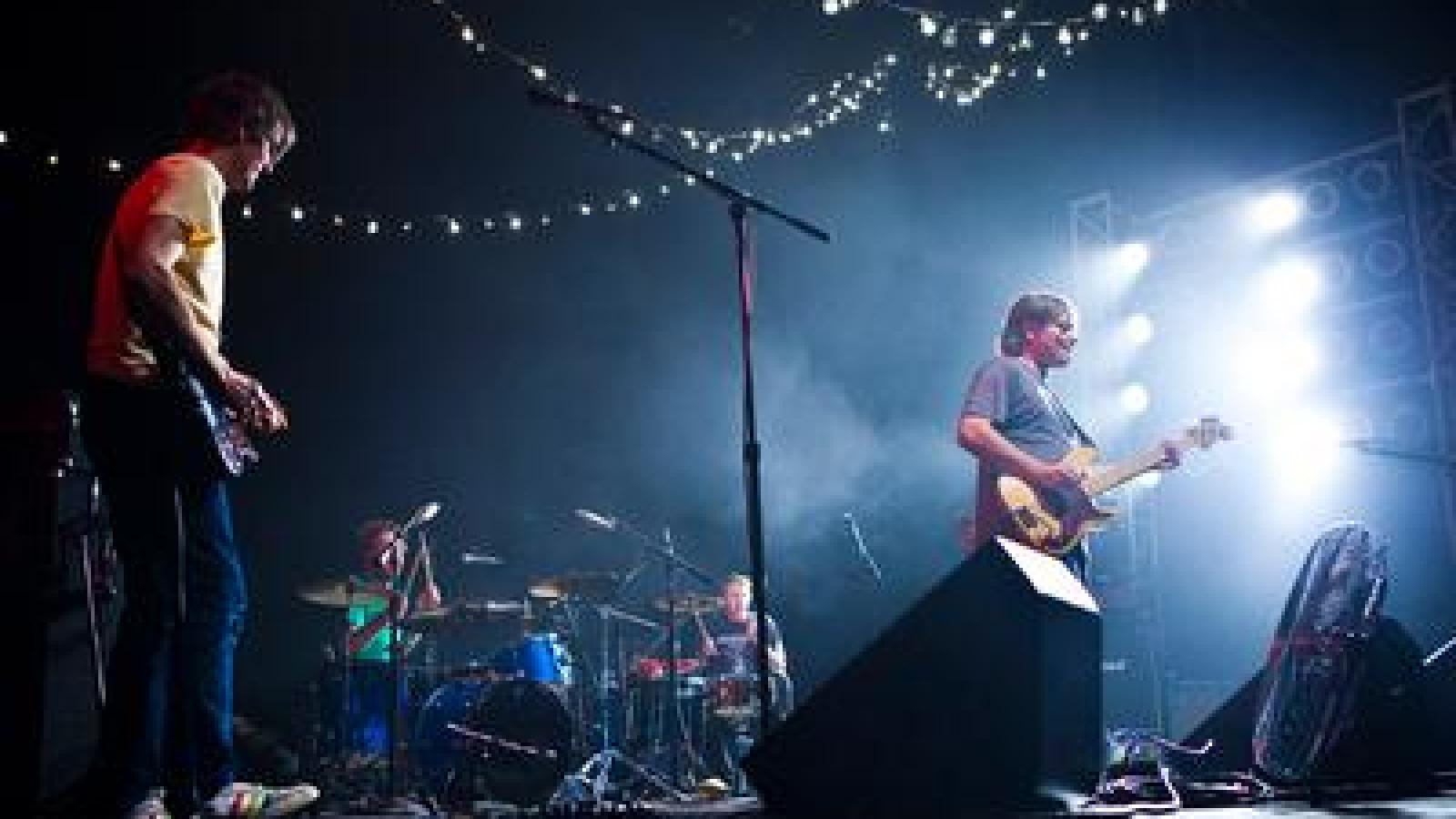 1600x900 Review: Iconic Indie Rock Band Pavement Plays Hometown Show In Stockton