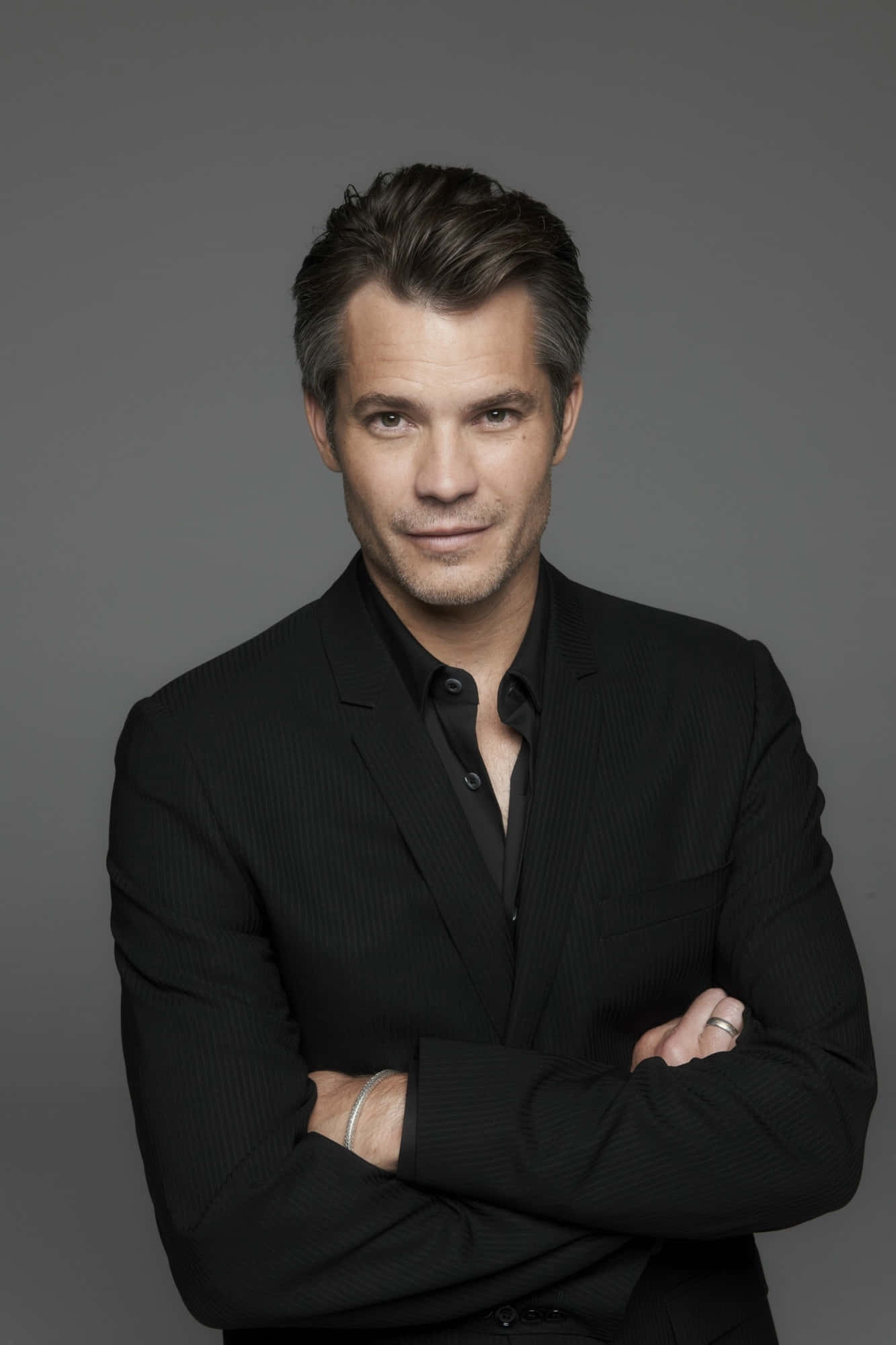 1333x2000 Download Timothy Olyphant striking a confident pose Wallpaper