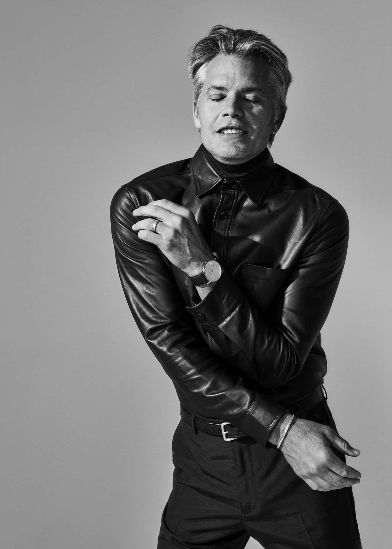 1372x1920 Download Timothy Olyphant striking a pose on the red carpet. Wallpaper
