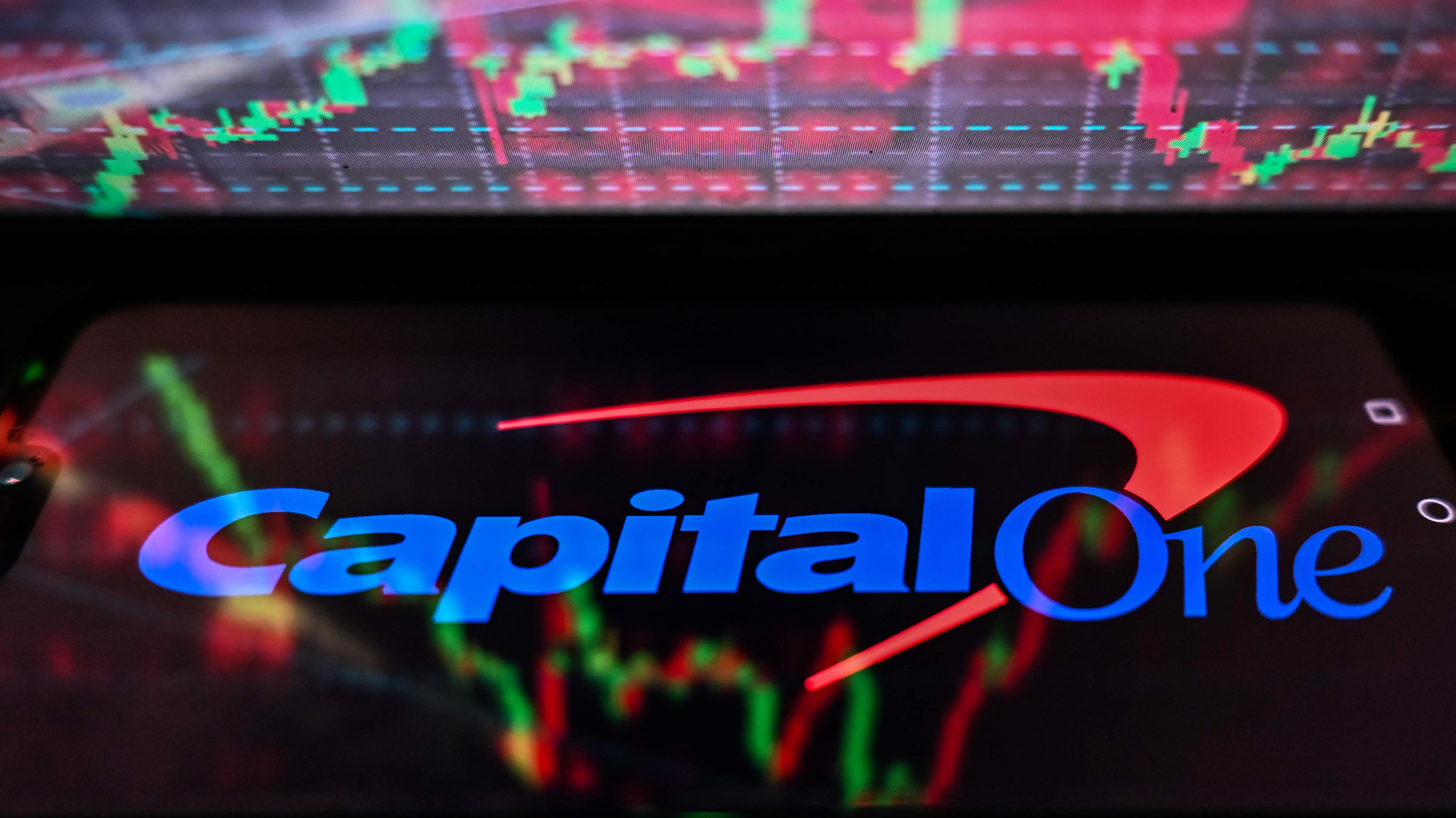 4811x2704 Berkshire Hathaway takes up stake in Capital One