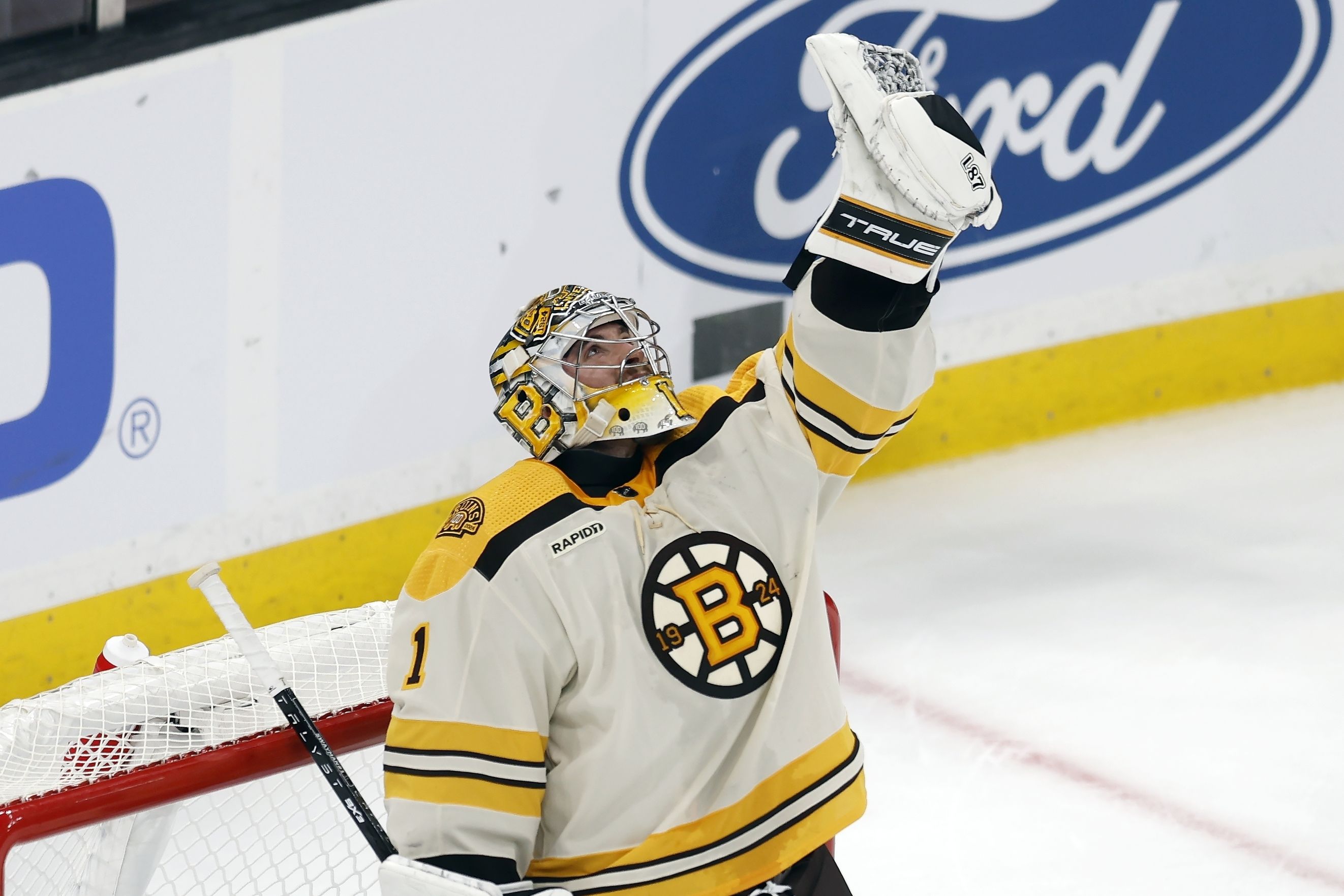 2644x1763 Jeremy Swayman pays tribute to Lewiston community after Bruins victory Boston Globe